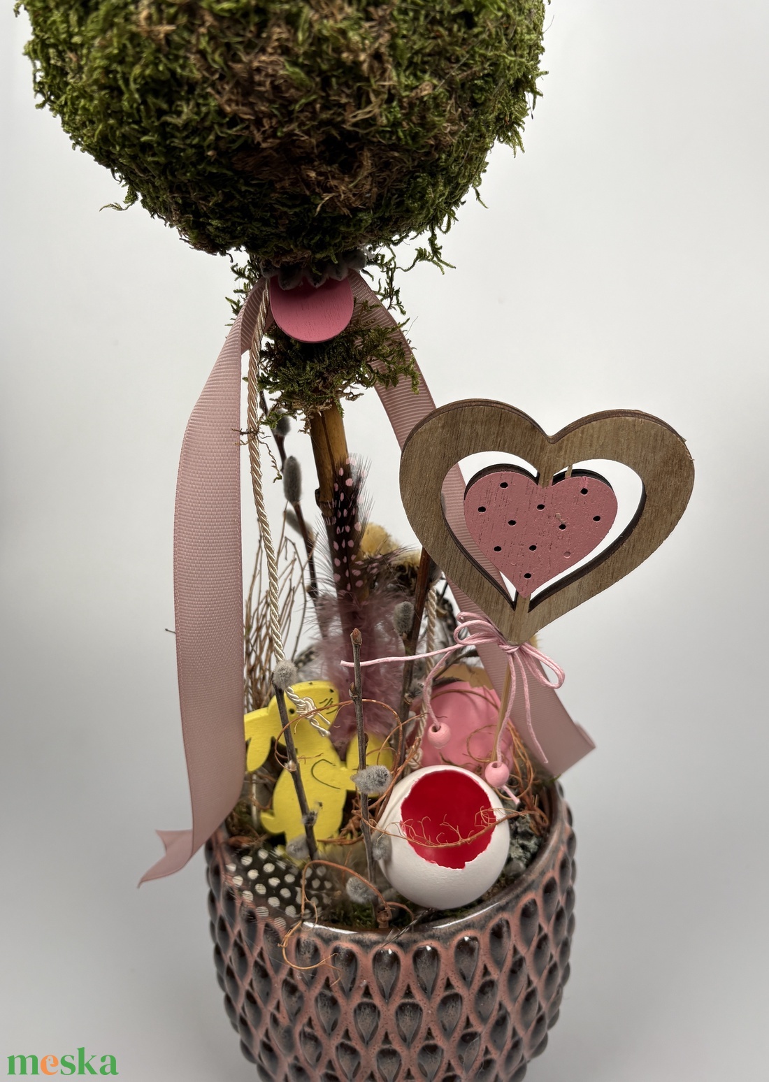 Rózsi - Szívecskés, nyuszis, gömbfás asztaldísz rózsaszín-szürke kaspóban, növényi részekkel és kellékekkel (P-02)  - ünnepi díszek, dekorációk - húsvéti díszek és dekorációk - húsvéti asztaldíszek - Meska.hu