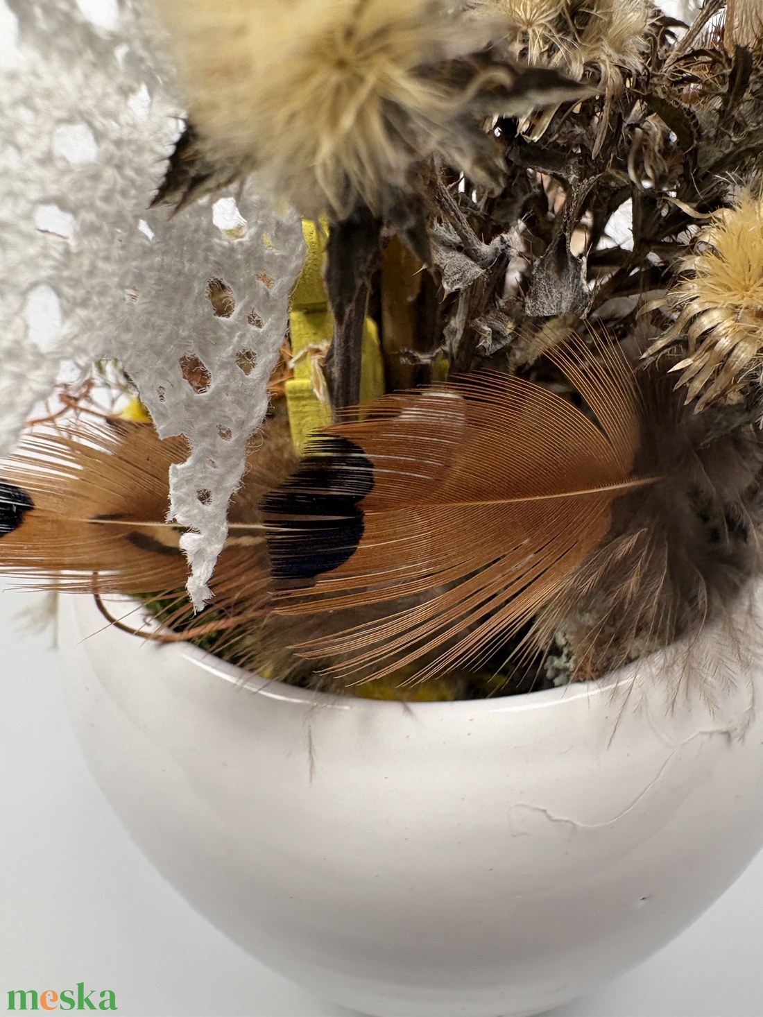 Fehérke - Madártollas, nyuszis, gömbfás asztaldísz fehér kaspóban, növényi részekkel és kellékekkel (P-03)  - ünnepi díszek, dekorációk - húsvéti díszek és dekorációk - húsvéti asztaldíszek - Meska.hu