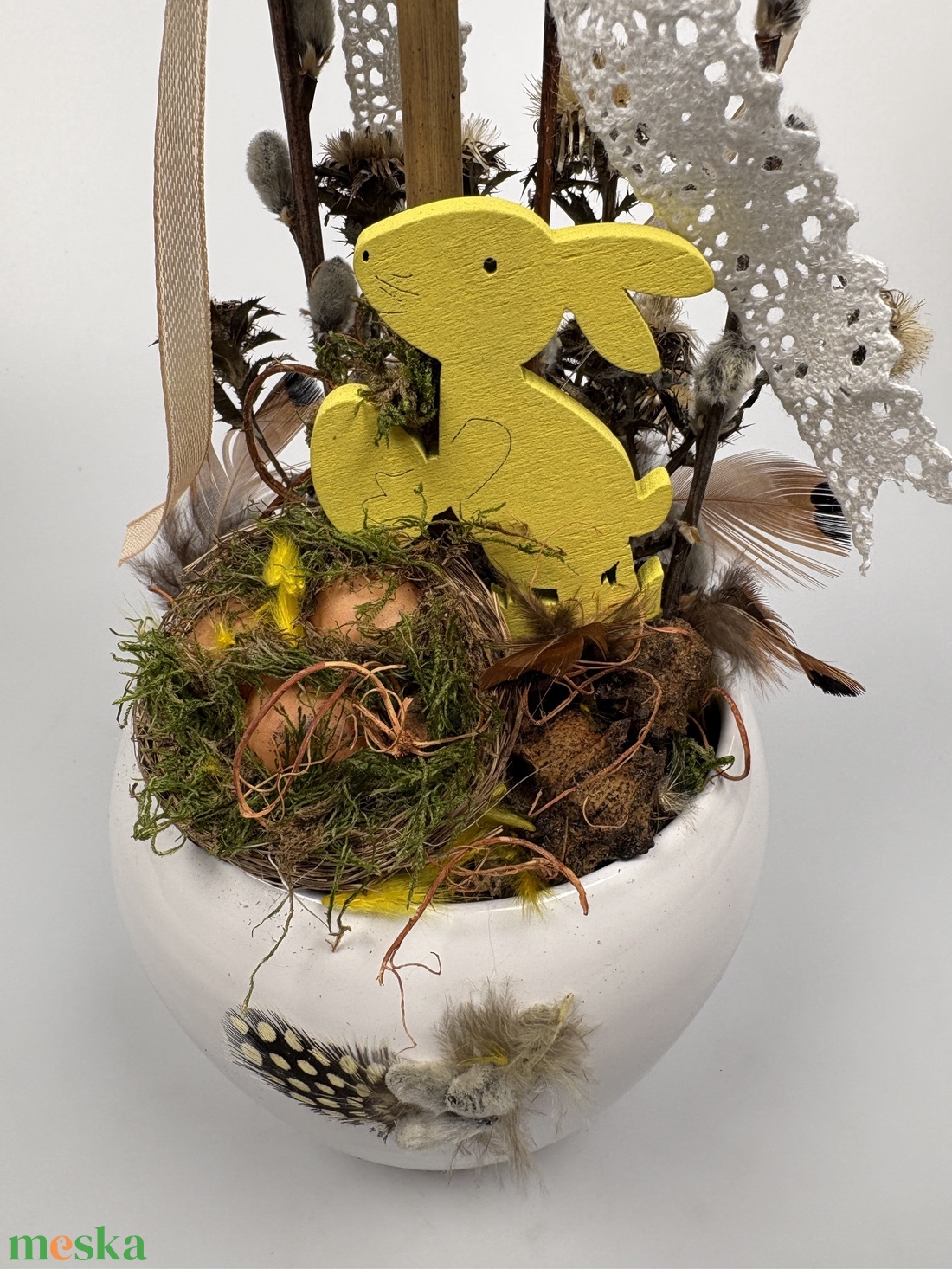Fehérke - Madártollas, nyuszis, gömbfás asztaldísz fehér kaspóban, növényi részekkel és kellékekkel (P-03)  - ünnepi díszek, dekorációk - húsvéti díszek és dekorációk - húsvéti asztaldíszek - Meska.hu