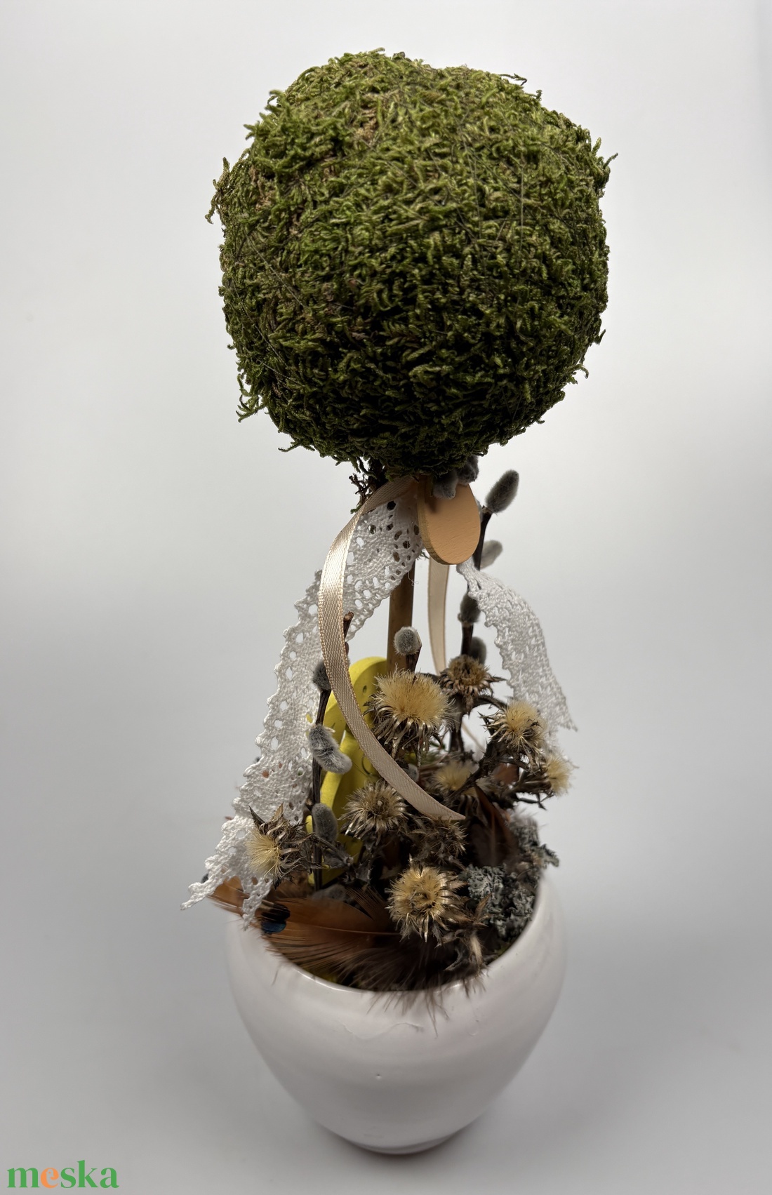 Fehérke - Madártollas, nyuszis, gömbfás asztaldísz fehér kaspóban, növényi részekkel és kellékekkel (P-03)  - ünnepi díszek, dekorációk - húsvéti díszek és dekorációk - húsvéti asztaldíszek - Meska.hu