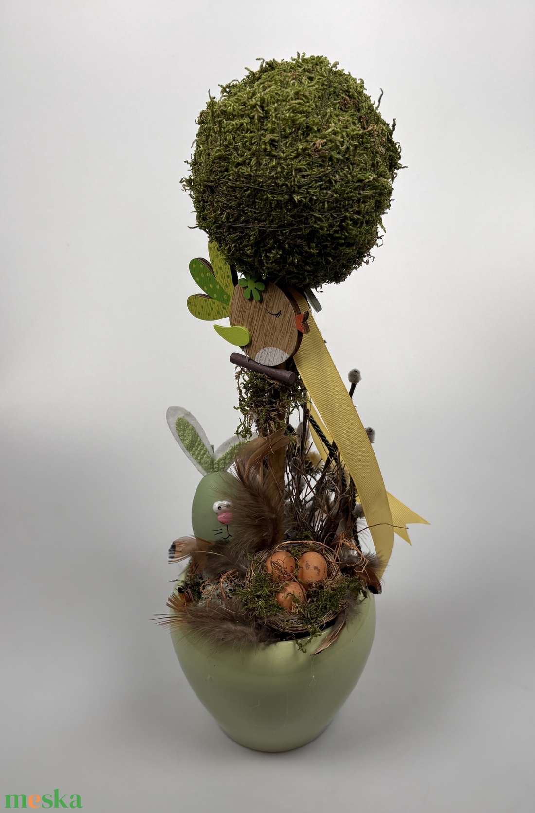 Nyusszancs - Madártollas, famadaras, gömbfás asztaldísz almazöld kaspóban, növényi részekkel és kellékekkel (P-04)  - ünnepi díszek, dekorációk - húsvéti díszek és dekorációk - húsvéti asztaldíszek - Meska.hu