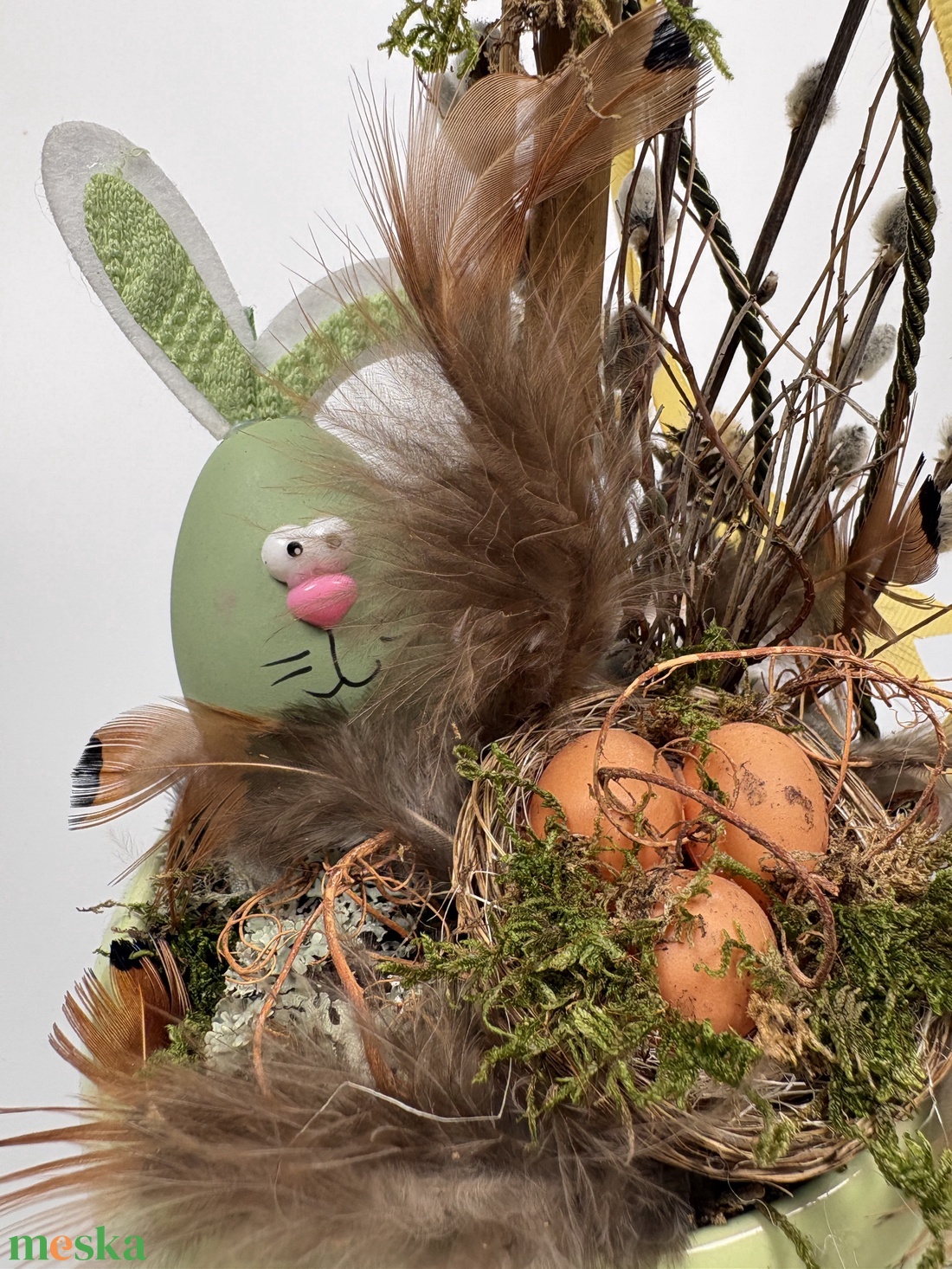 Nyusszancs - Madártollas, famadaras, gömbfás asztaldísz almazöld kaspóban, növényi részekkel és kellékekkel (P-04)  - ünnepi díszek, dekorációk - húsvéti díszek és dekorációk - húsvéti asztaldíszek - Meska.hu