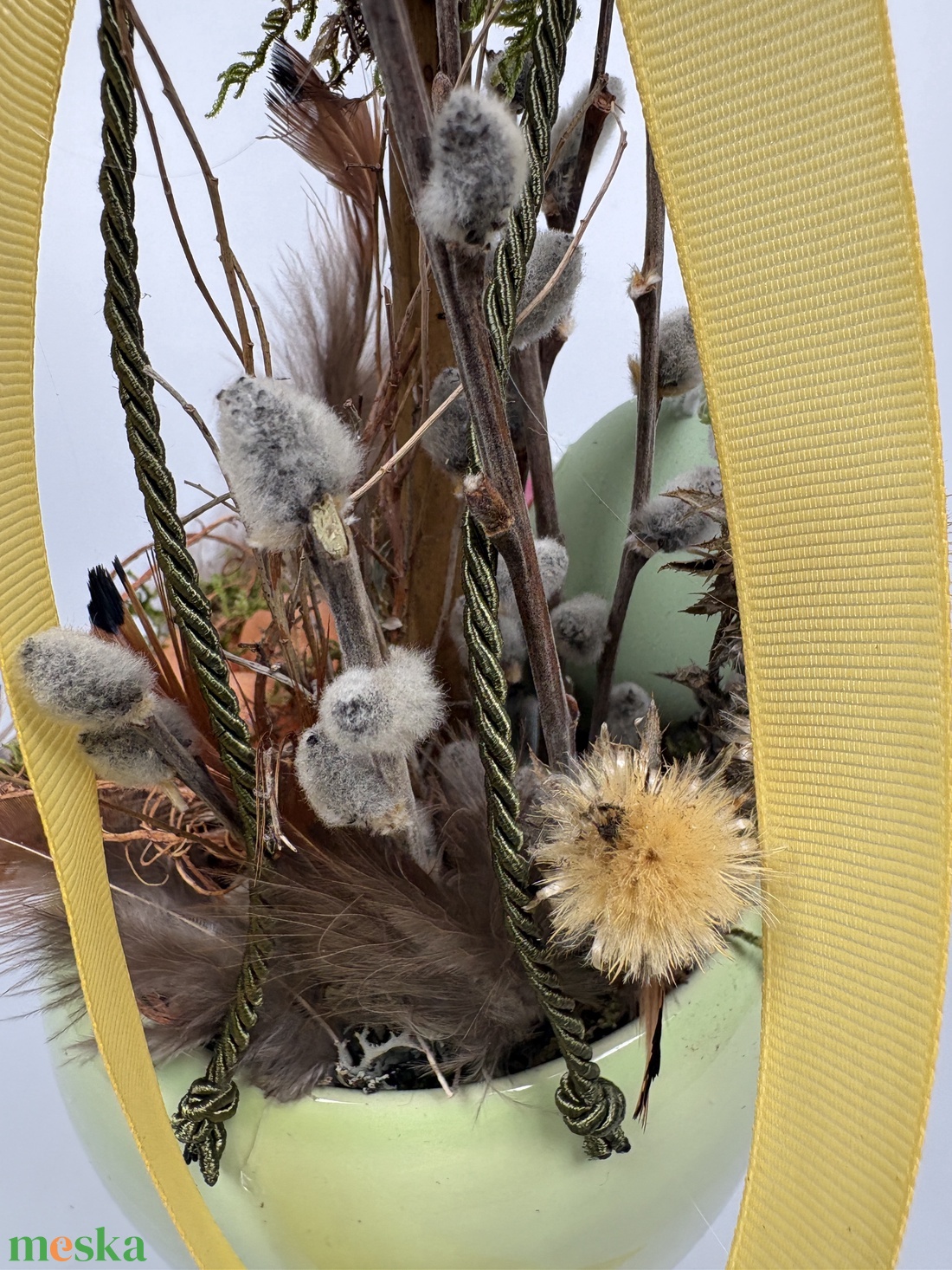 Nyusszancs - Madártollas, famadaras, gömbfás asztaldísz almazöld kaspóban, növényi részekkel és kellékekkel (P-04)  - ünnepi díszek, dekorációk - húsvéti díszek és dekorációk - húsvéti asztaldíszek - Meska.hu