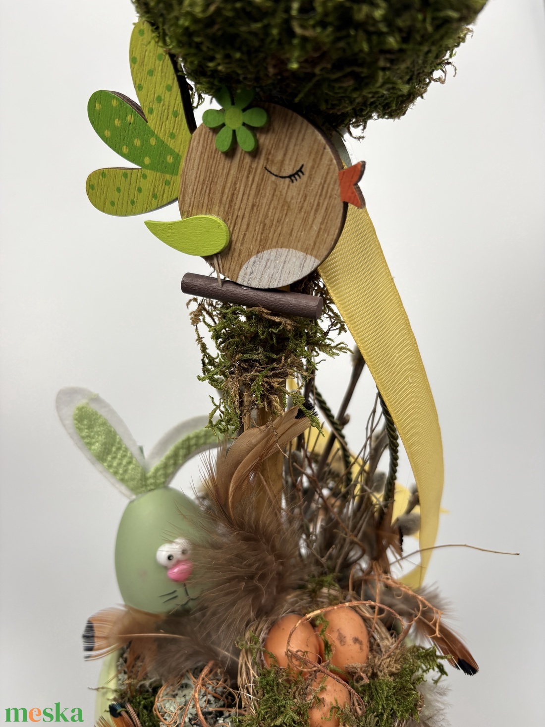 Nyusszancs - Madártollas, famadaras, gömbfás asztaldísz almazöld kaspóban, növényi részekkel és kellékekkel (P-04)  - ünnepi díszek, dekorációk - húsvéti díszek és dekorációk - húsvéti asztaldíszek - Meska.hu