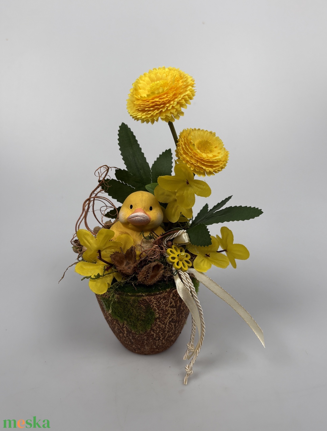Kacsás, sárga százszorszépes, tartós tavaszi asztaldísz a mohás kaspó kollekcióból (P-05)  - ünnepi díszek, dekorációk - húsvéti díszek és dekorációk - húsvéti asztaldíszek - Meska.hu