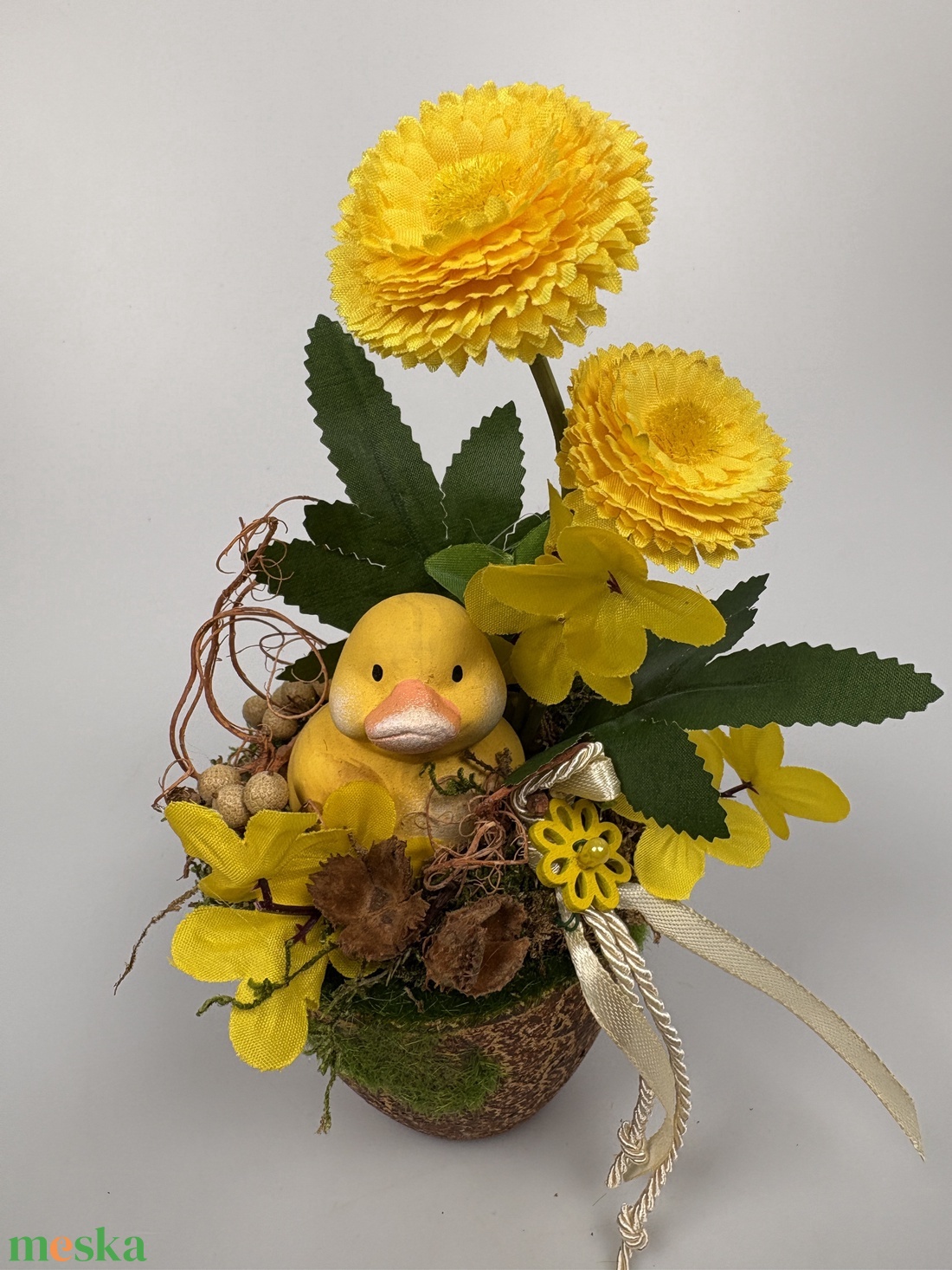 Kacsás, sárga százszorszépes, tartós tavaszi asztaldísz a mohás kaspó kollekcióból (P-05)  - ünnepi díszek, dekorációk - húsvéti díszek és dekorációk - húsvéti asztaldíszek - Meska.hu