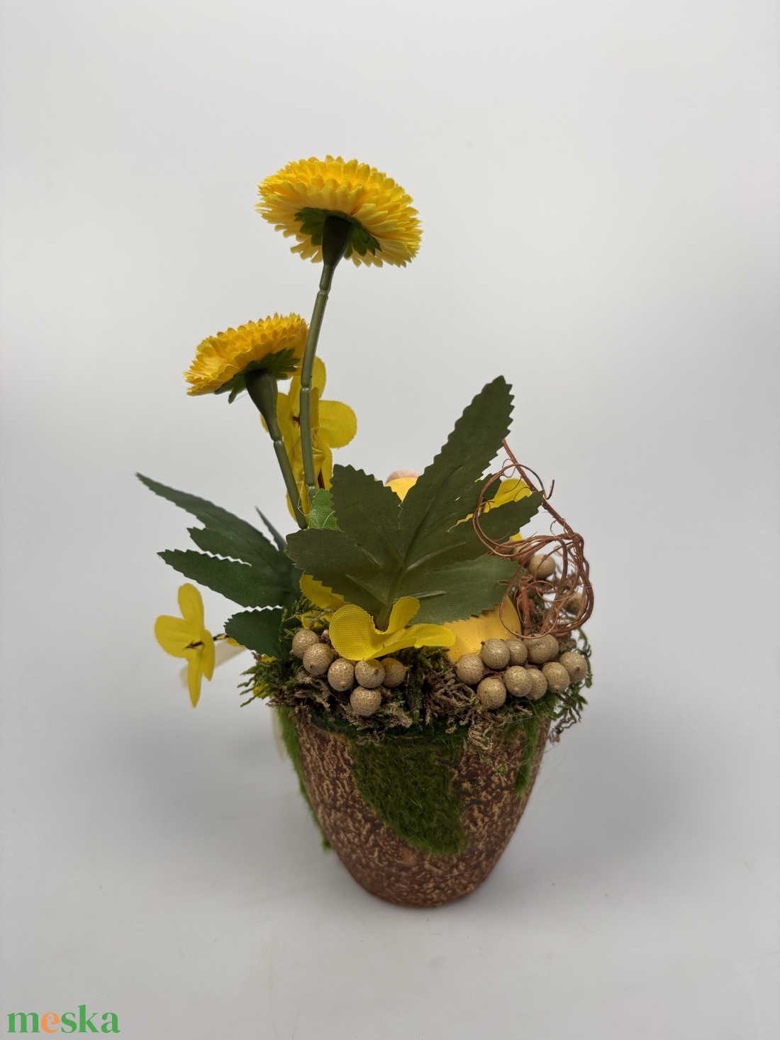Kacsás, sárga százszorszépes, tartós tavaszi asztaldísz a mohás kaspó kollekcióból (P-05)  - ünnepi díszek, dekorációk - húsvéti díszek és dekorációk - húsvéti asztaldíszek - Meska.hu