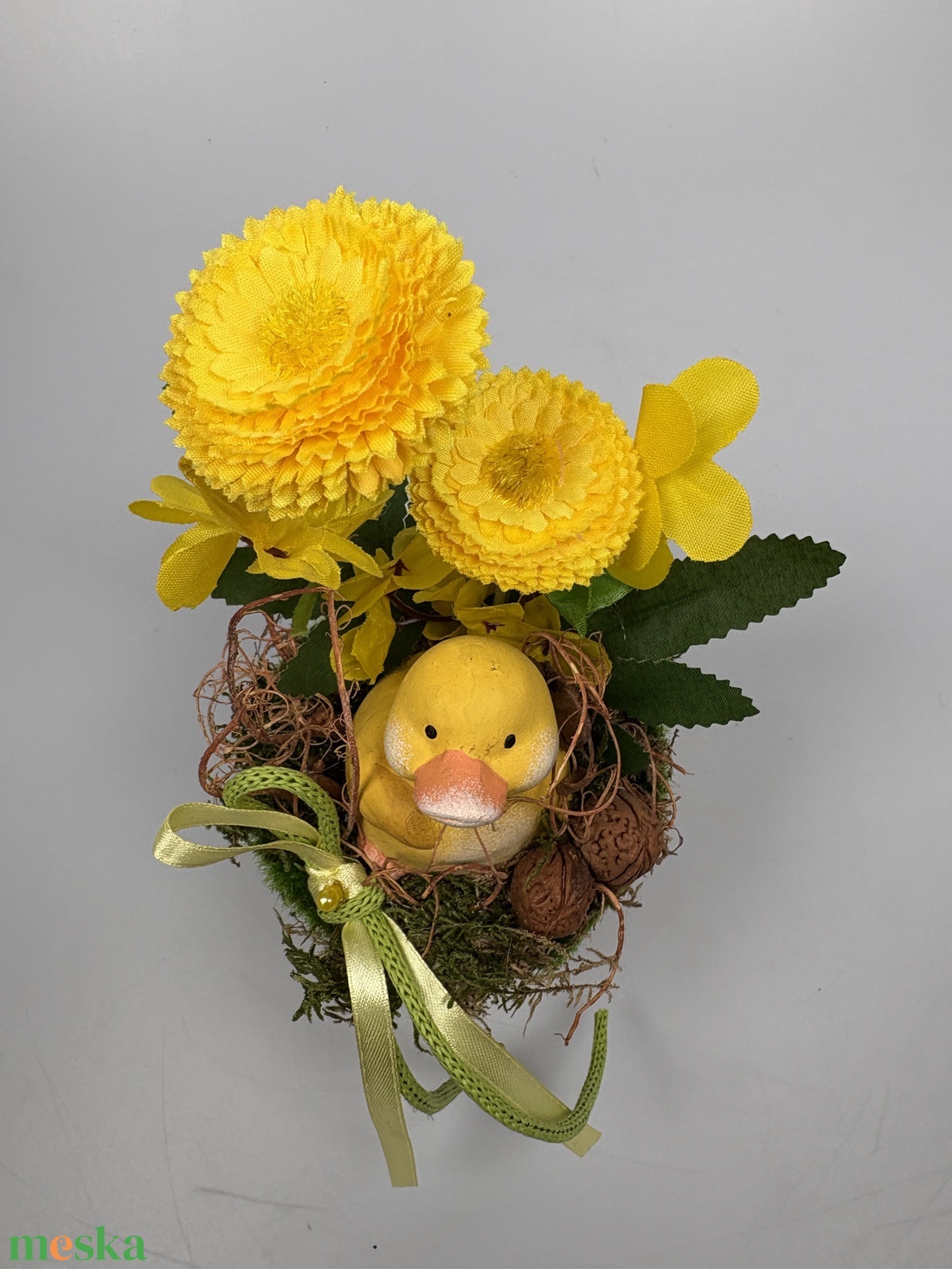Kacsás, sárga százszorszépes, tartós tavaszi asztaldísz dióval, a mohás kaspó kollekcióból (P-06)  - ünnepi díszek, dekorációk - húsvéti díszek és dekorációk - húsvéti asztaldíszek - Meska.hu