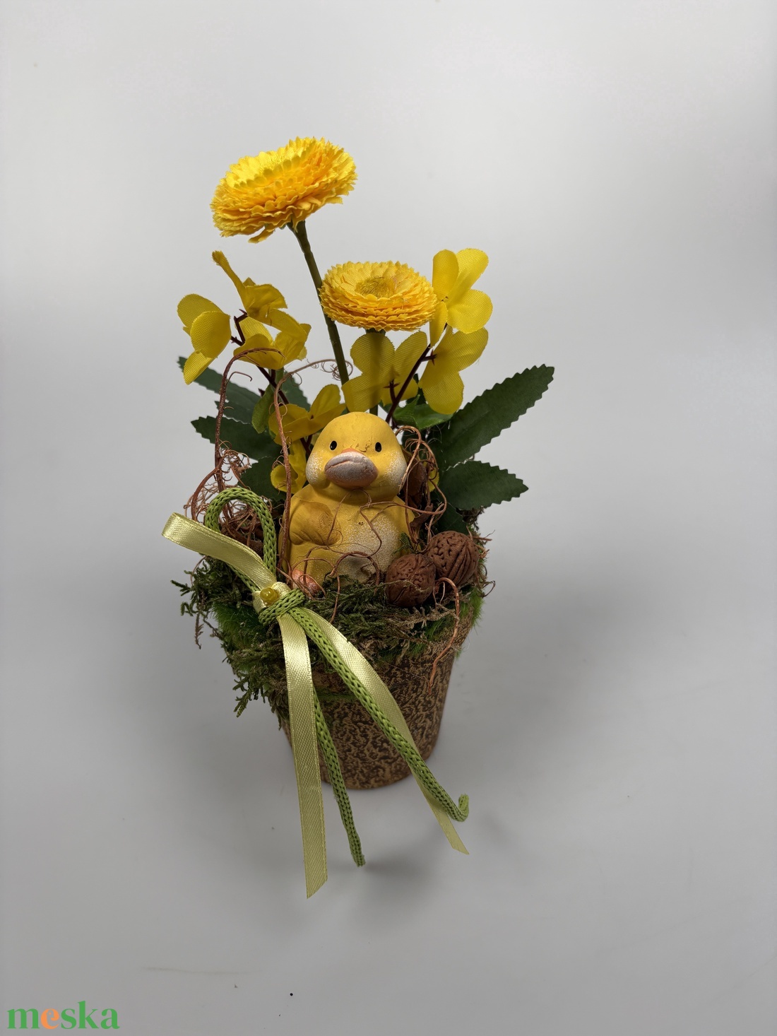 Kacsás, sárga százszorszépes, tartós tavaszi asztaldísz dióval, a mohás kaspó kollekcióból (P-06)  - ünnepi díszek, dekorációk - húsvéti díszek és dekorációk - húsvéti asztaldíszek - Meska.hu