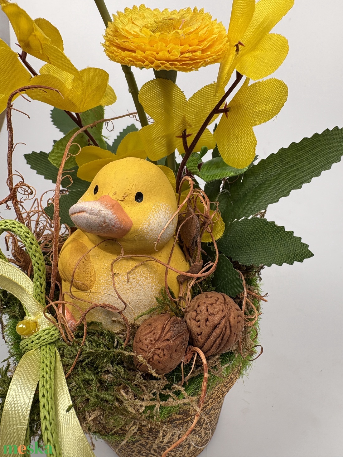Kacsás, sárga százszorszépes, tartós tavaszi asztaldísz dióval, a mohás kaspó kollekcióból (P-06)  - ünnepi díszek, dekorációk - húsvéti díszek és dekorációk - húsvéti asztaldíszek - Meska.hu