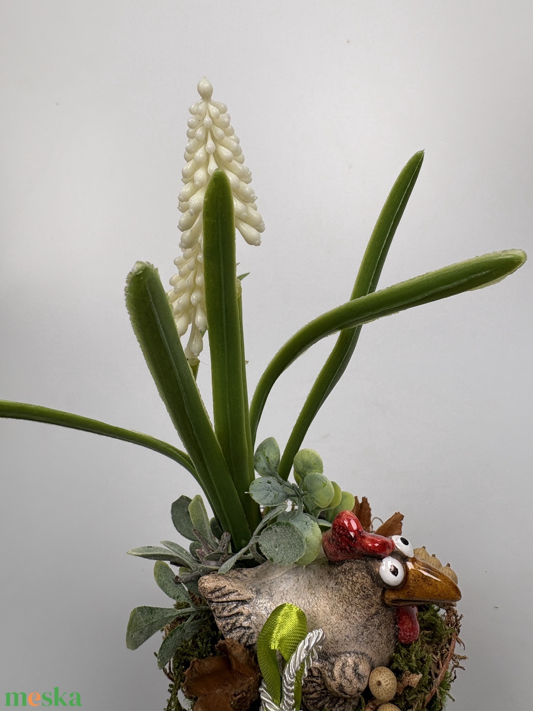 Kakasos, fehér gyöngyikés tartós tavaszi asztaldísz növényi részekkel a mohás kaspó kollekcióból (P-07)  - ünnepi díszek, dekorációk - húsvéti díszek és dekorációk - húsvéti asztaldíszek - Meska.hu
