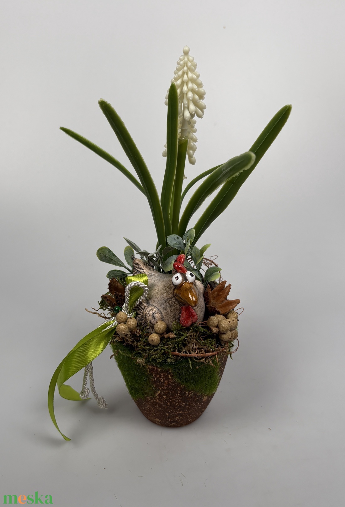 Kakasos, fehér gyöngyikés tartós tavaszi asztaldísz növényi részekkel a mohás kaspó kollekcióból (P-07)  - ünnepi díszek, dekorációk - húsvéti díszek és dekorációk - húsvéti asztaldíszek - Meska.hu