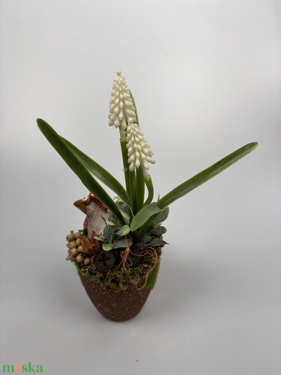 Kakasos, fehér gyöngyikés tartós tavaszi asztaldísz növényi részekkel a mohás kaspó kollekcióból (P-07)  - ünnepi díszek, dekorációk - húsvéti díszek és dekorációk - húsvéti asztaldíszek - Meska.hu