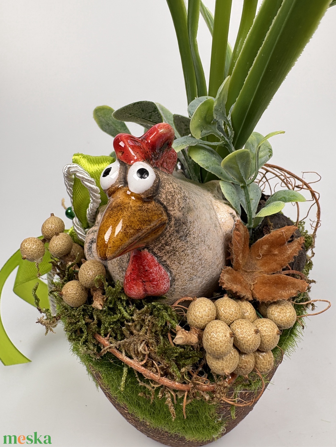 Kakasos, fehér gyöngyikés tartós tavaszi asztaldísz növényi részekkel a mohás kaspó kollekcióból (P-07)  - ünnepi díszek, dekorációk - húsvéti díszek és dekorációk - húsvéti asztaldíszek - Meska.hu