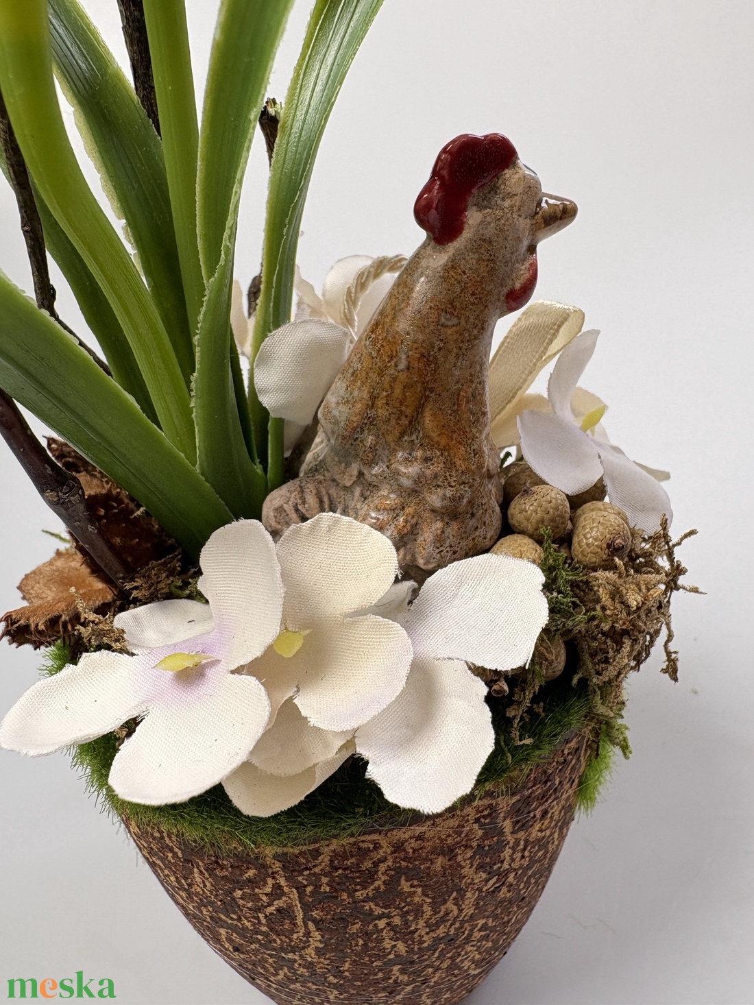 Tyúkos, fehér gyöngyikés tartós tavaszi asztaldísz növényi részekkel a mohás kaspó kollekcióból (P-08)  - ünnepi díszek, dekorációk - húsvéti díszek és dekorációk - húsvéti asztaldíszek - Meska.hu