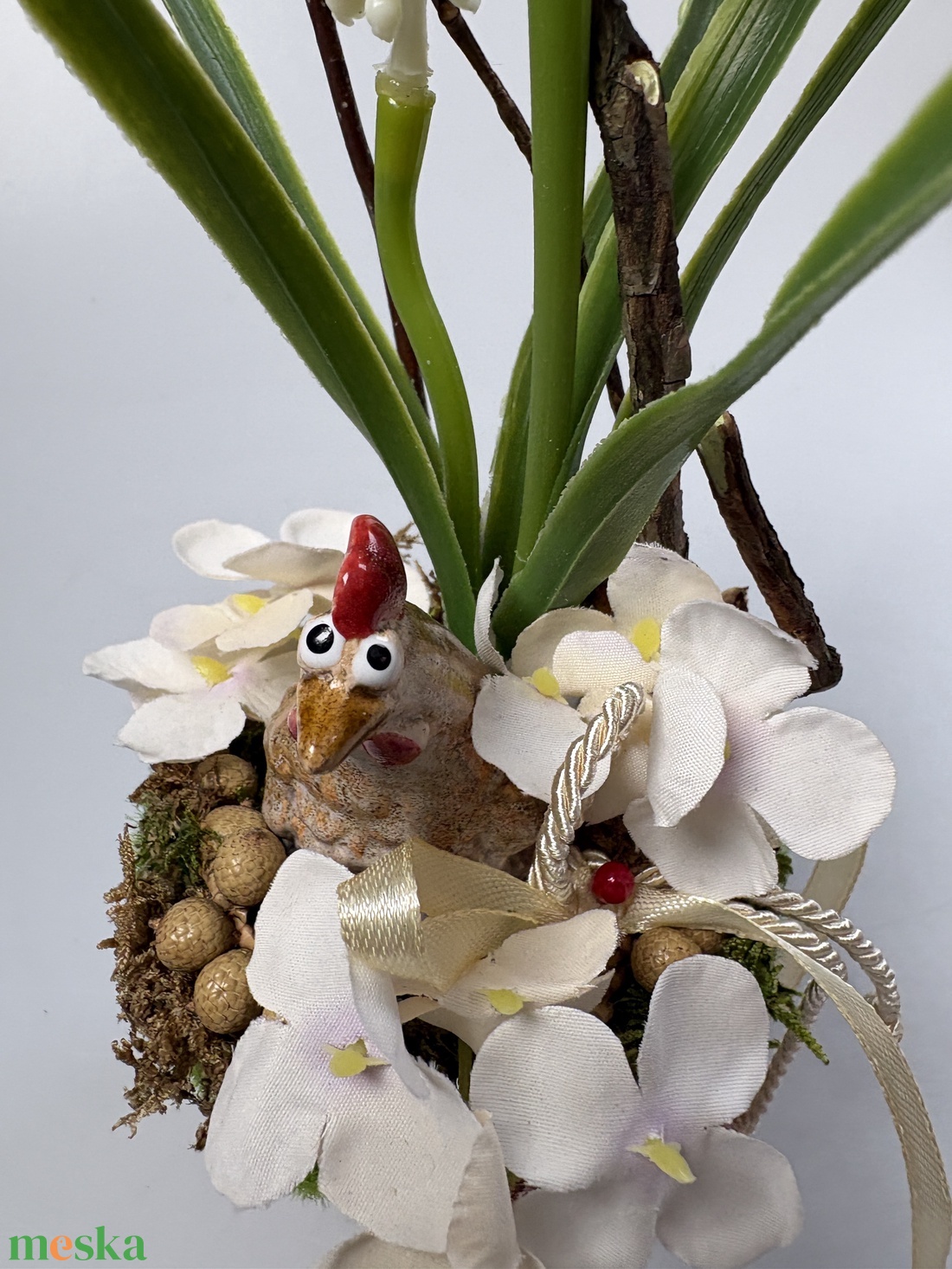 Tyúkos, fehér gyöngyikés tartós tavaszi asztaldísz növényi részekkel a mohás kaspó kollekcióból (P-08)  - ünnepi díszek, dekorációk - húsvéti díszek és dekorációk - húsvéti asztaldíszek - Meska.hu