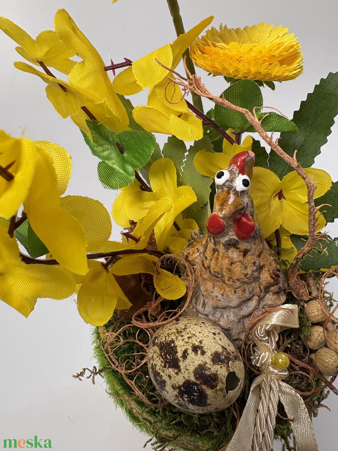 Tyúkos, fürjtojásos, százszorszépes, aranyvesszős tartós asztaldísz növényi részekkel a mohás kaspó kollekcióból (P-09)  - ünnepi díszek, dekorációk - húsvéti díszek és dekorációk - húsvéti asztaldíszek - Meska.hu
