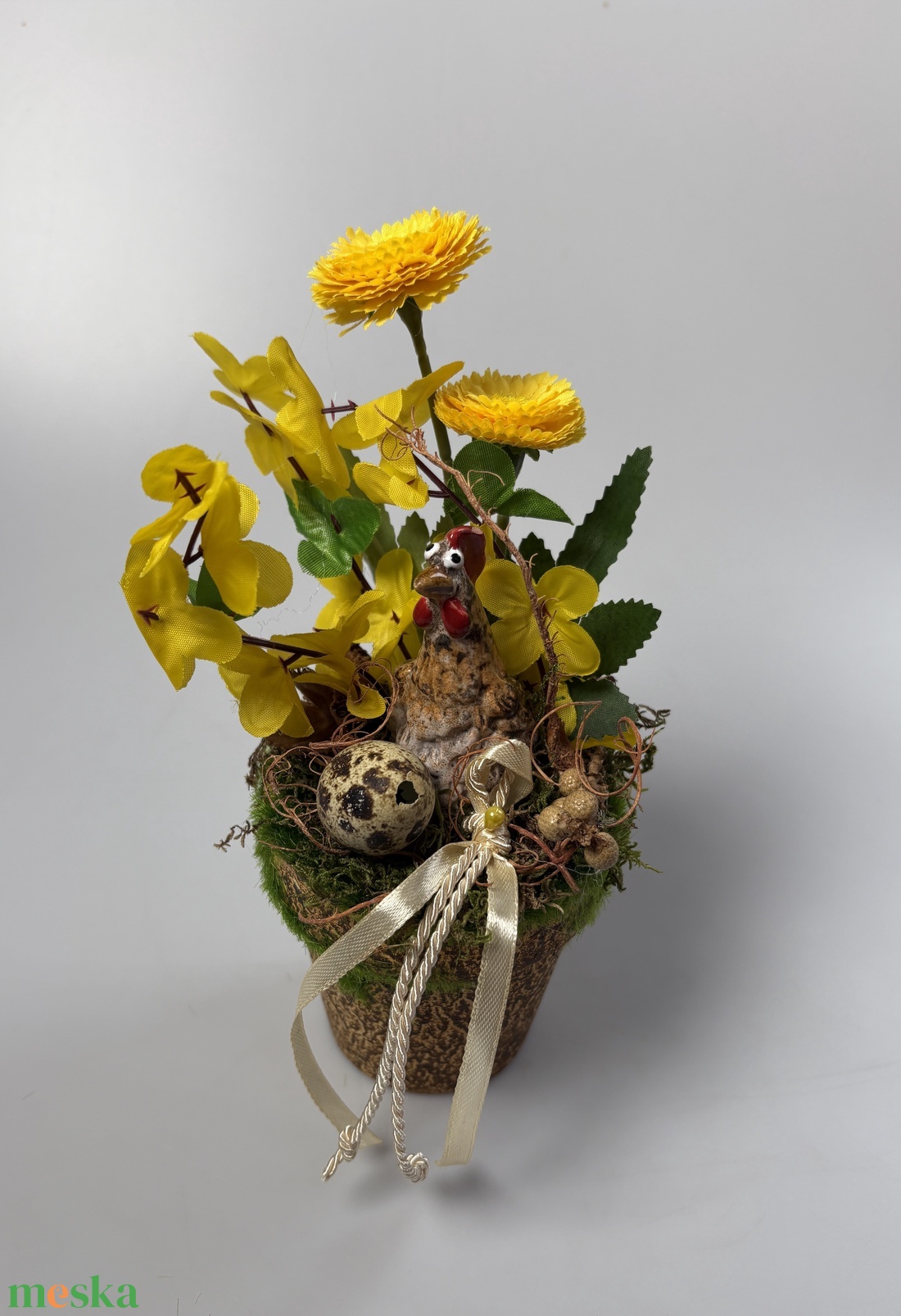 Tyúkos, fürjtojásos, százszorszépes, aranyvesszős tartós asztaldísz növényi részekkel a mohás kaspó kollekcióból (P-09)  - ünnepi díszek, dekorációk - húsvéti díszek és dekorációk - húsvéti asztaldíszek - Meska.hu