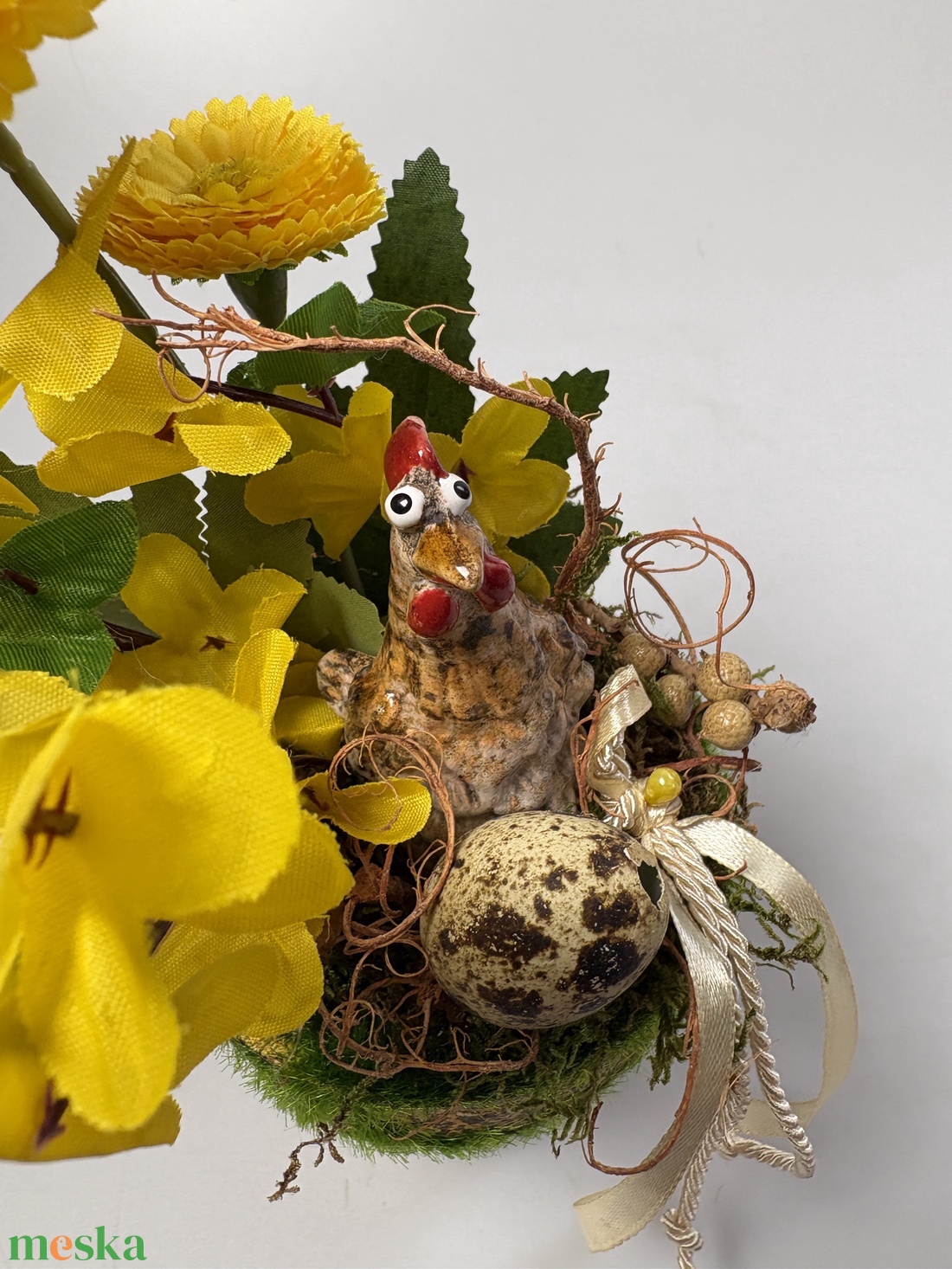 Tyúkos, fürjtojásos, százszorszépes, aranyvesszős tartós asztaldísz növényi részekkel a mohás kaspó kollekcióból (P-09)  - ünnepi díszek, dekorációk - húsvéti díszek és dekorációk - húsvéti asztaldíszek - Meska.hu