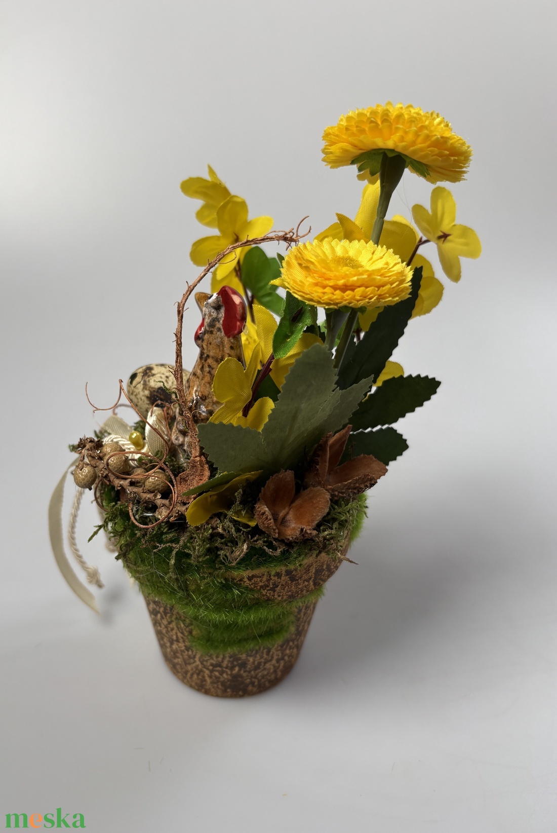 Tyúkos, fürjtojásos, százszorszépes, aranyvesszős tartós asztaldísz növényi részekkel a mohás kaspó kollekcióból (P-09)  - ünnepi díszek, dekorációk - húsvéti díszek és dekorációk - húsvéti asztaldíszek - Meska.hu