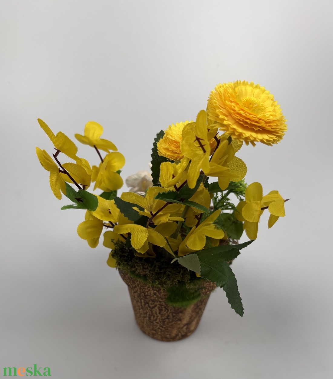 Kotlós, sárga százszorszépes, aranyvesszős tartós asztaldísz növényi részekkel a mohás kaspó kollekcióból (P-10)  - ünnepi díszek, dekorációk - húsvéti díszek és dekorációk - húsvéti asztaldíszek - Meska.hu