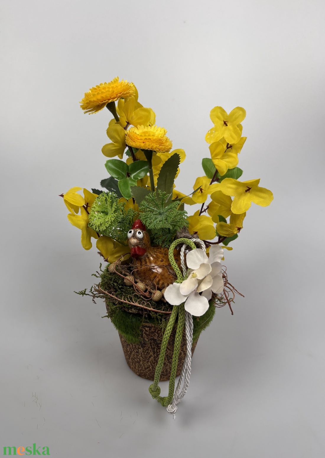Kotlós, sárga százszorszépes, aranyvesszős tartós asztaldísz növényi részekkel a mohás kaspó kollekcióból (P-10)  - ünnepi díszek, dekorációk - húsvéti díszek és dekorációk - húsvéti asztaldíszek - Meska.hu