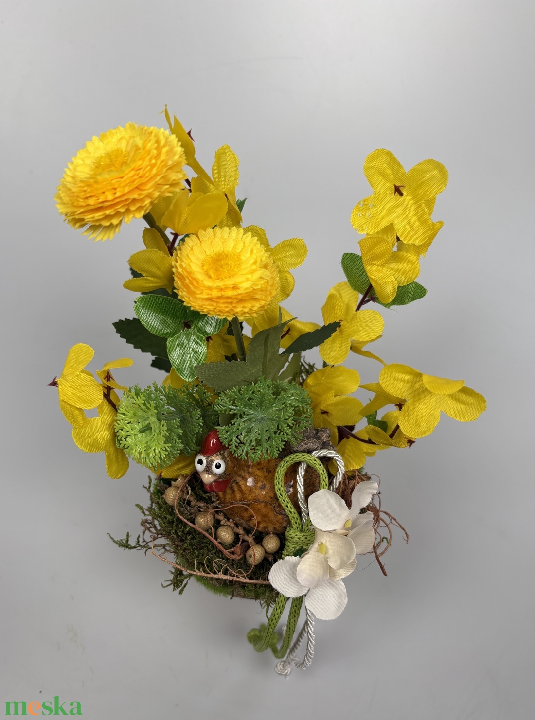 Kotlós, sárga százszorszépes, aranyvesszős tartós asztaldísz növényi részekkel a mohás kaspó kollekcióból (P-10)  - ünnepi díszek, dekorációk - húsvéti díszek és dekorációk - húsvéti asztaldíszek - Meska.hu