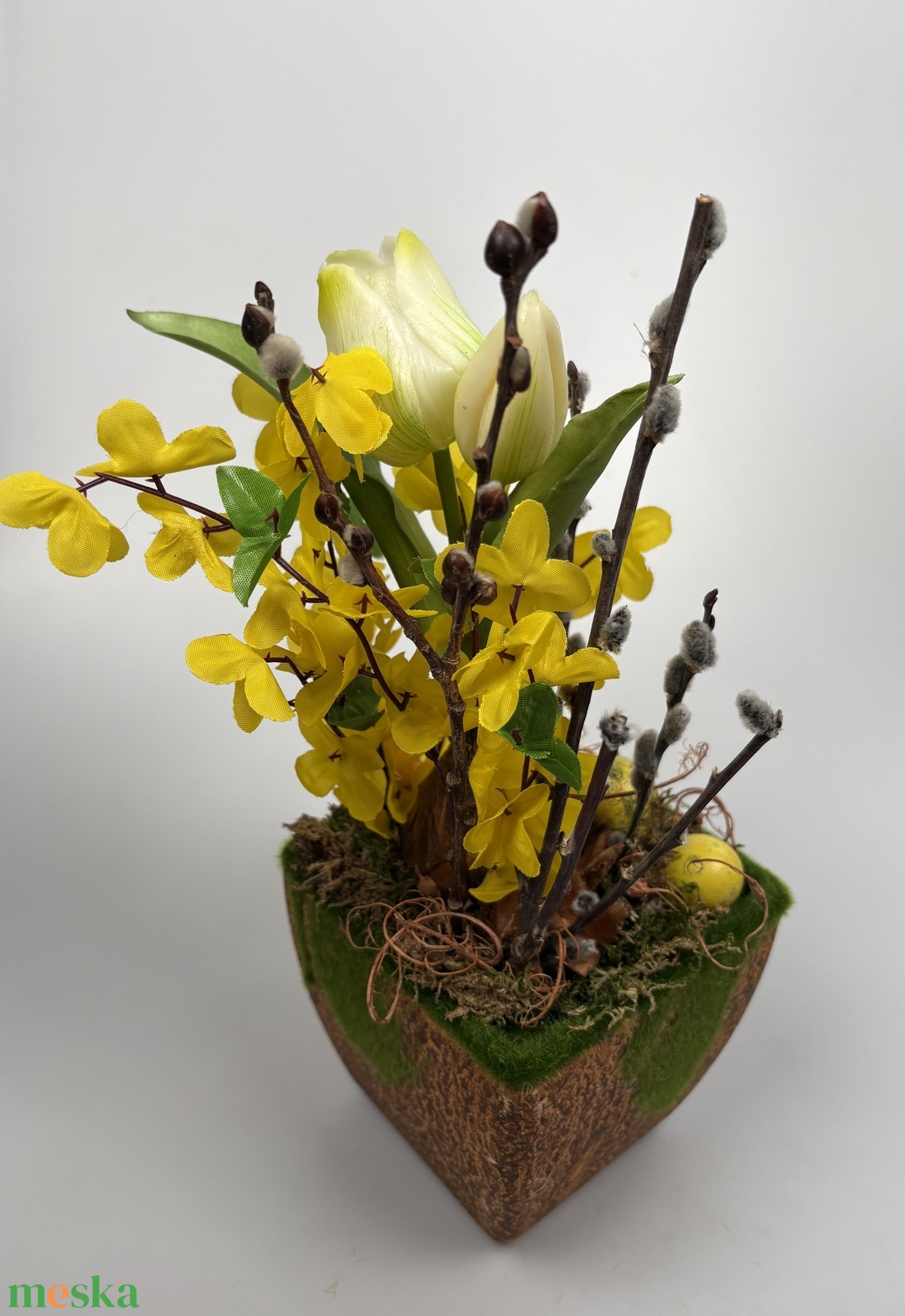 Fürjtojásos, gyökeres tulipános, aranyvesszős tartós asztaldísz növényi részekkel a mohás kaspó kollekcióból (P-11)  - ünnepi díszek, dekorációk - húsvéti díszek és dekorációk - húsvéti asztaldíszek - Meska.hu