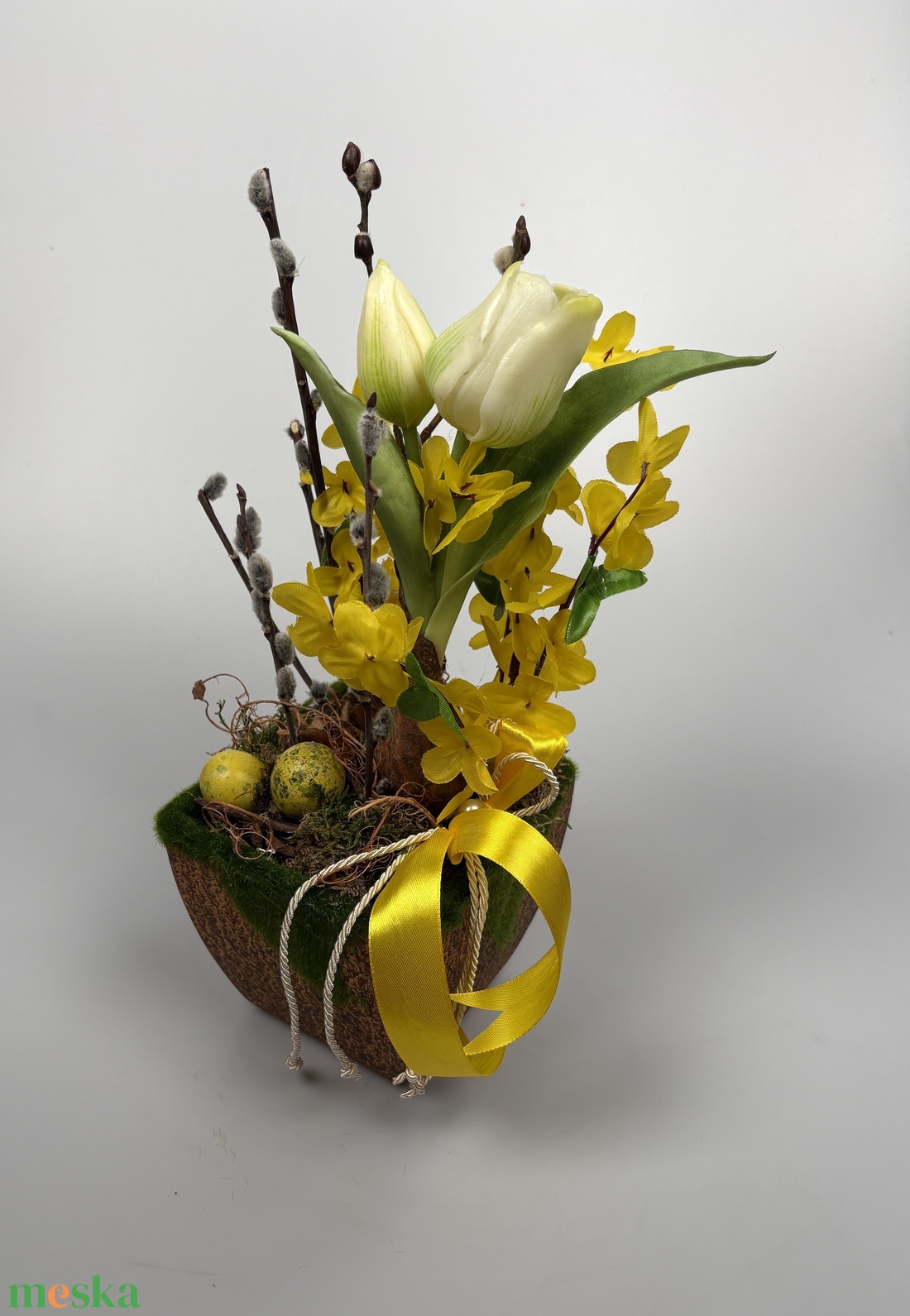 Fürjtojásos, gyökeres tulipános, aranyvesszős tartós asztaldísz növényi részekkel a mohás kaspó kollekcióból (P-11)  - ünnepi díszek, dekorációk - húsvéti díszek és dekorációk - húsvéti asztaldíszek - Meska.hu