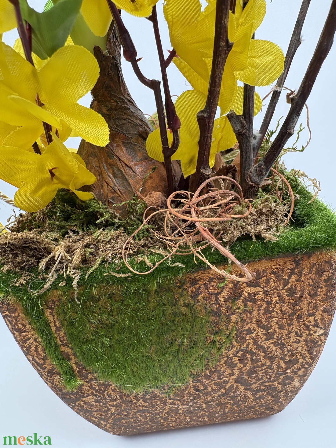 Fürjtojásos, gyökeres tulipános, aranyvesszős tartós asztaldísz növényi részekkel a mohás kaspó kollekcióból (P-11)  - ünnepi díszek, dekorációk - húsvéti díszek és dekorációk - húsvéti asztaldíszek - Meska.hu