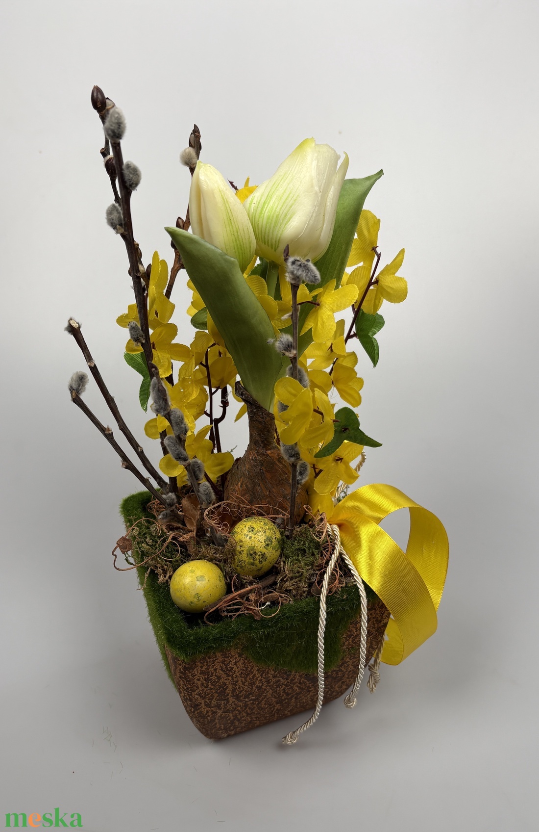 Fürjtojásos, gyökeres tulipános, aranyvesszős tartós asztaldísz növényi részekkel a mohás kaspó kollekcióból (P-11)  - ünnepi díszek, dekorációk - húsvéti díszek és dekorációk - húsvéti asztaldíszek - Meska.hu