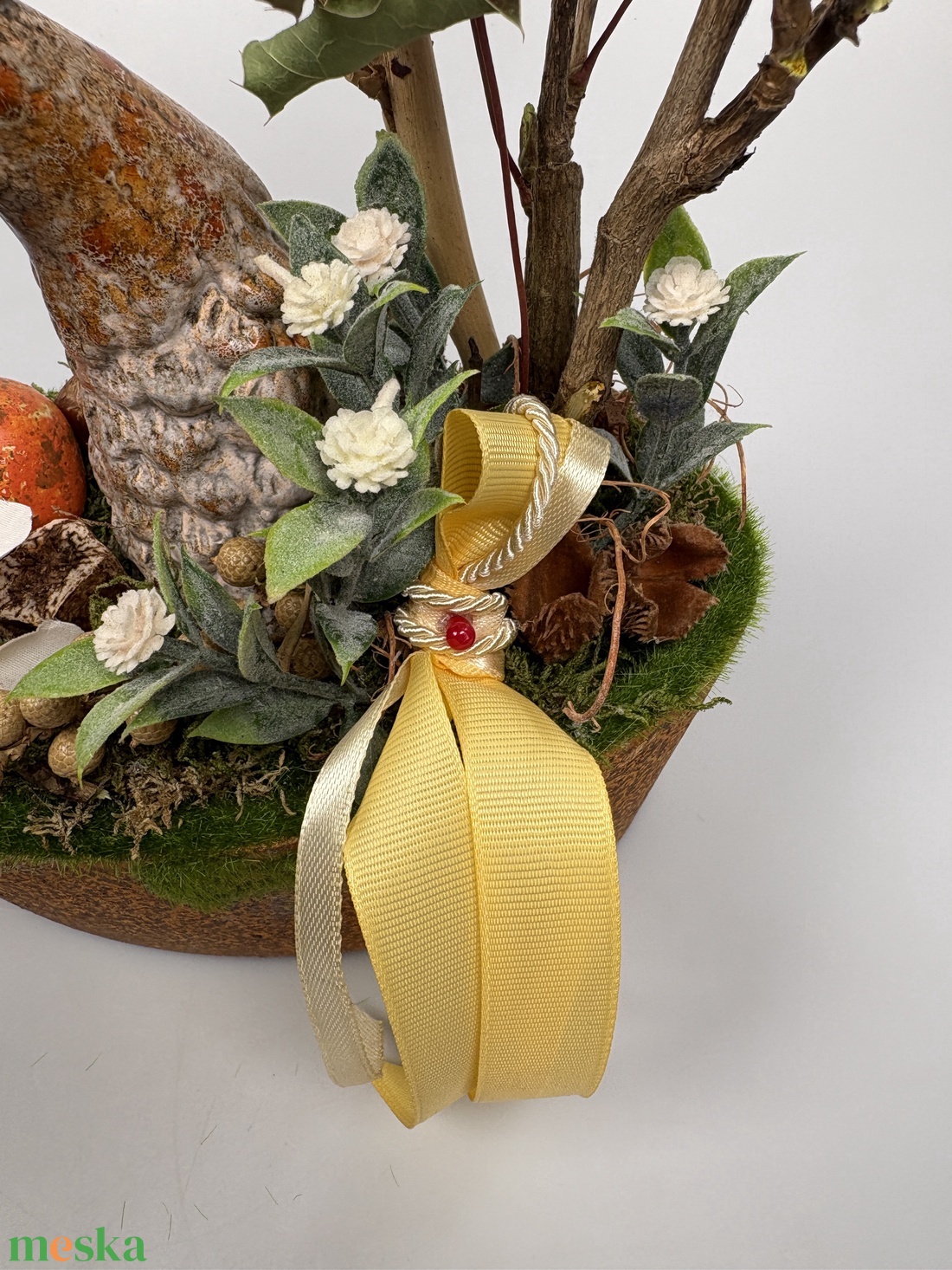 Letargia - tartós tavaszváró asztaldísz a Vén Tyúkhoz - növényi részekkel a mohás kaspó kollekcióból (P-12)  - ünnepi díszek, dekorációk - húsvéti díszek és dekorációk - húsvéti asztaldíszek - Meska.hu