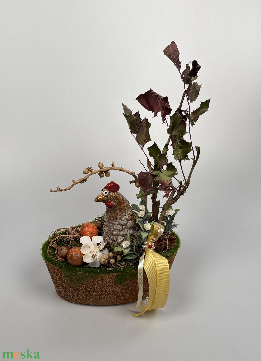 Letargia - tartós tavaszváró asztaldísz a Vén Tyúkhoz - növényi részekkel a mohás kaspó kollekcióból (P-12)  - ünnepi díszek, dekorációk - húsvéti díszek és dekorációk - húsvéti asztaldíszek - Meska.hu