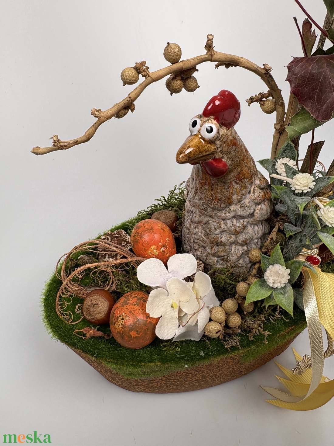 Letargia - tartós tavaszváró asztaldísz a Vén Tyúkhoz - növényi részekkel a mohás kaspó kollekcióból (P-12)  - ünnepi díszek, dekorációk - húsvéti díszek és dekorációk - húsvéti asztaldíszek - Meska.hu