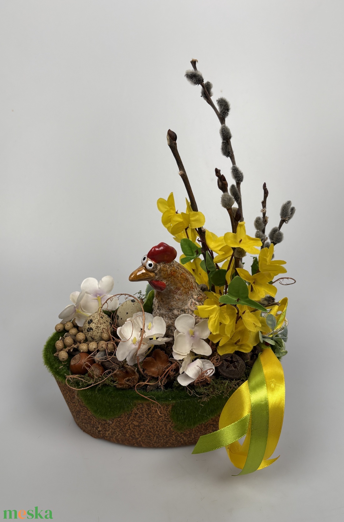 Kiváncsi Fáncsi - tartós tavaszváró asztaldísz a Vén Tyúkhoz - növényi részekkel a mohás kaspó kollekcióból (P-13)  - ünnepi díszek, dekorációk - húsvéti díszek és dekorációk - húsvéti asztaldíszek - Meska.hu