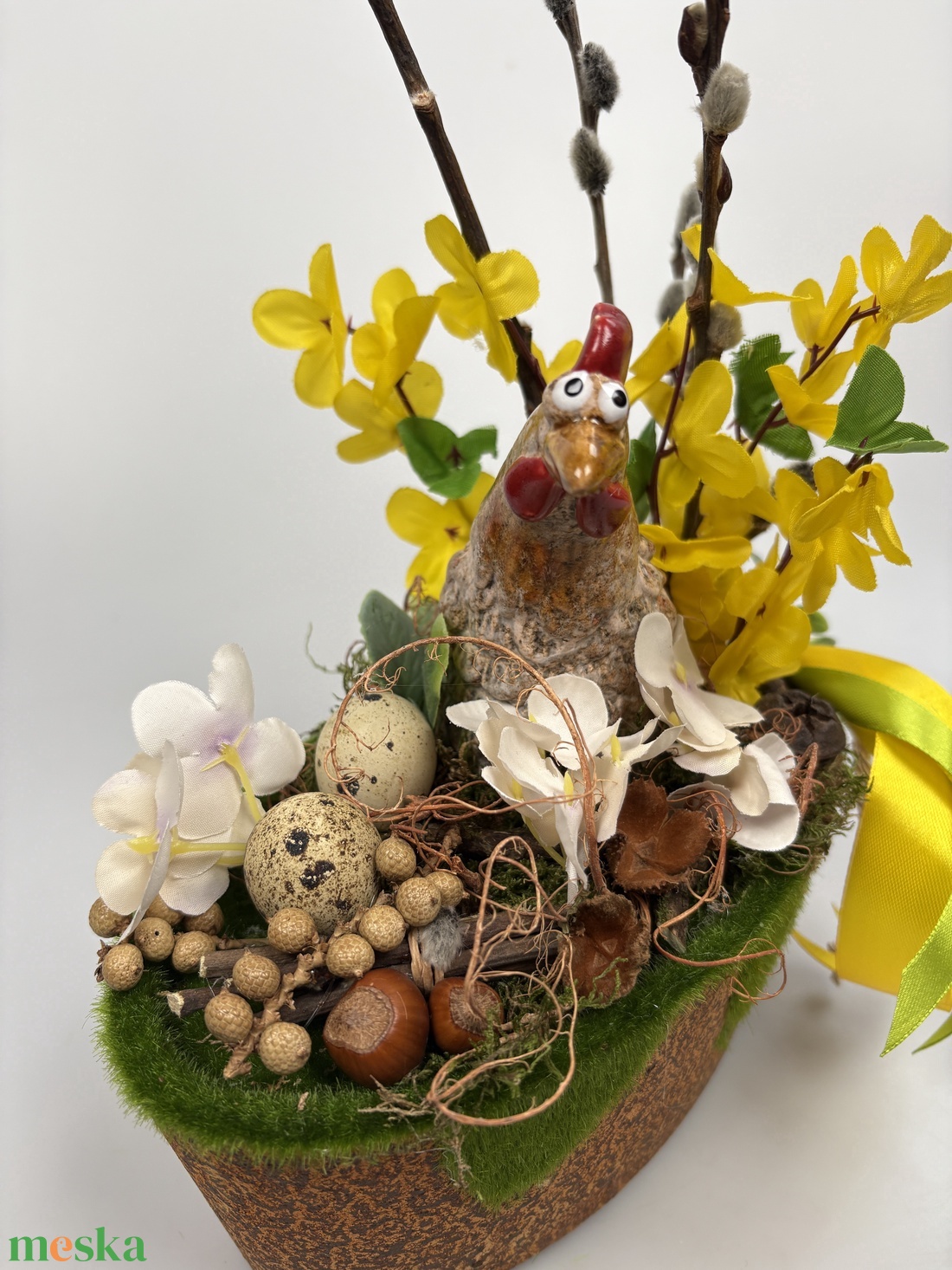 Kiváncsi Fáncsi - tartós tavaszváró asztaldísz a Vén Tyúkhoz - növényi részekkel a mohás kaspó kollekcióból (P-13)  - ünnepi díszek, dekorációk - húsvéti díszek és dekorációk - húsvéti asztaldíszek - Meska.hu