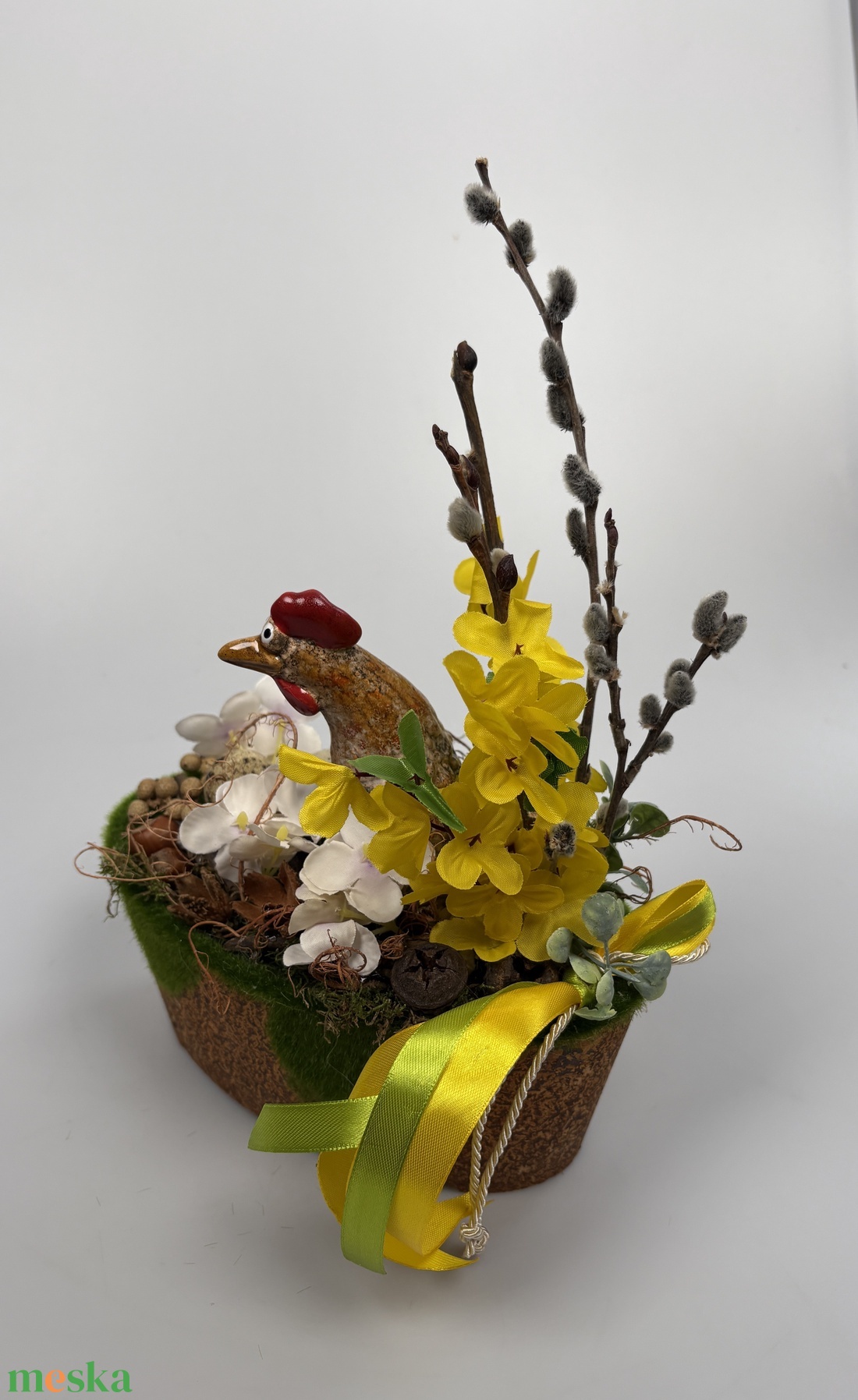 Kiváncsi Fáncsi - tartós tavaszváró asztaldísz a Vén Tyúkhoz - növényi részekkel a mohás kaspó kollekcióból (P-13)  - ünnepi díszek, dekorációk - húsvéti díszek és dekorációk - húsvéti asztaldíszek - Meska.hu