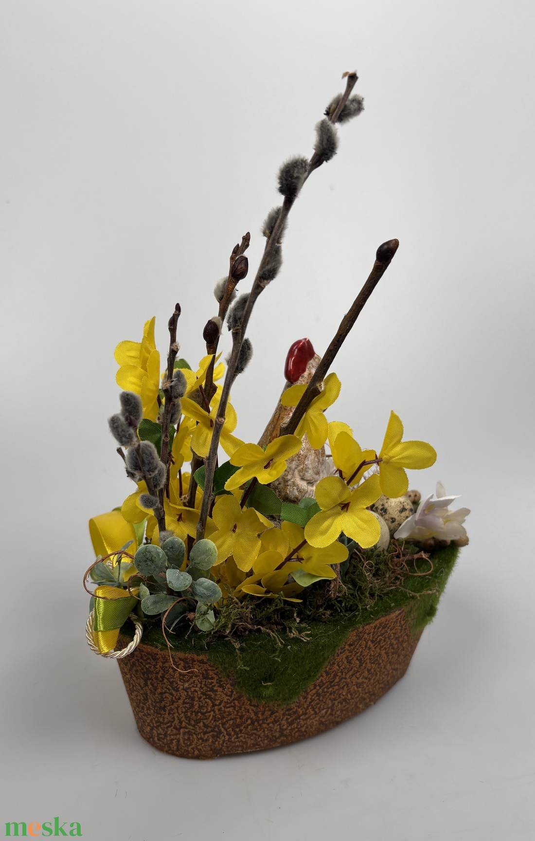 Kiváncsi Fáncsi - tartós tavaszváró asztaldísz a Vén Tyúkhoz - növényi részekkel a mohás kaspó kollekcióból (P-13)  - ünnepi díszek, dekorációk - húsvéti díszek és dekorációk - húsvéti asztaldíszek - Meska.hu