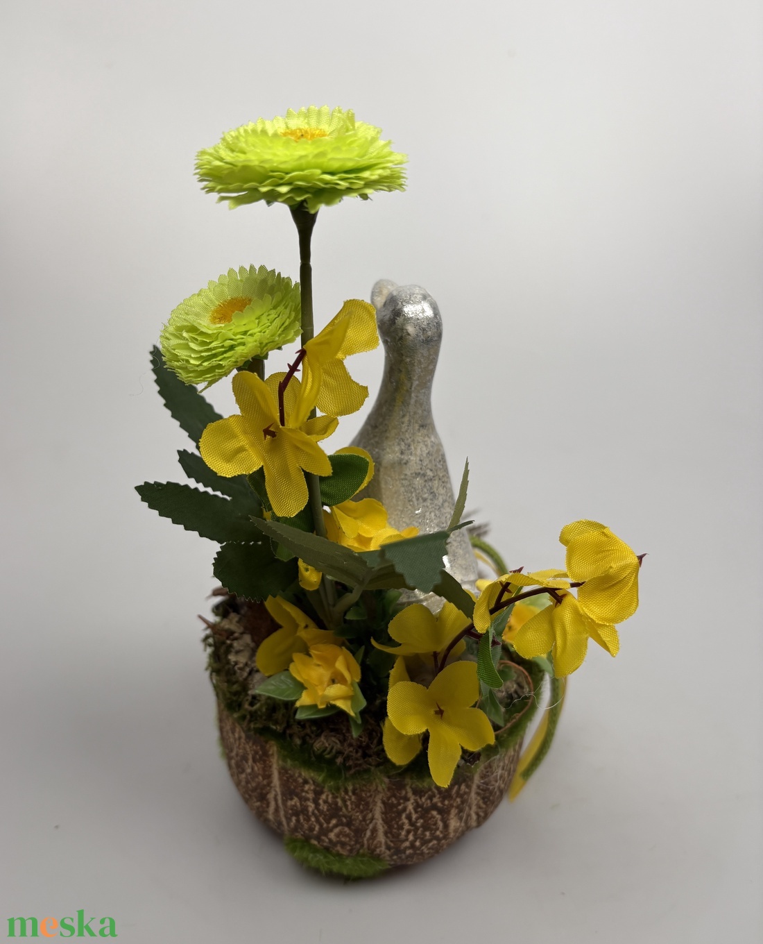 Polly Kacsa - tartós tavaszváró asztaldísz százszorszéppel, s növényi részekkel a mohás kaspó kollekcióból (P-14)  - ünnepi díszek, dekorációk - húsvéti díszek és dekorációk - húsvéti asztaldíszek - Meska.hu