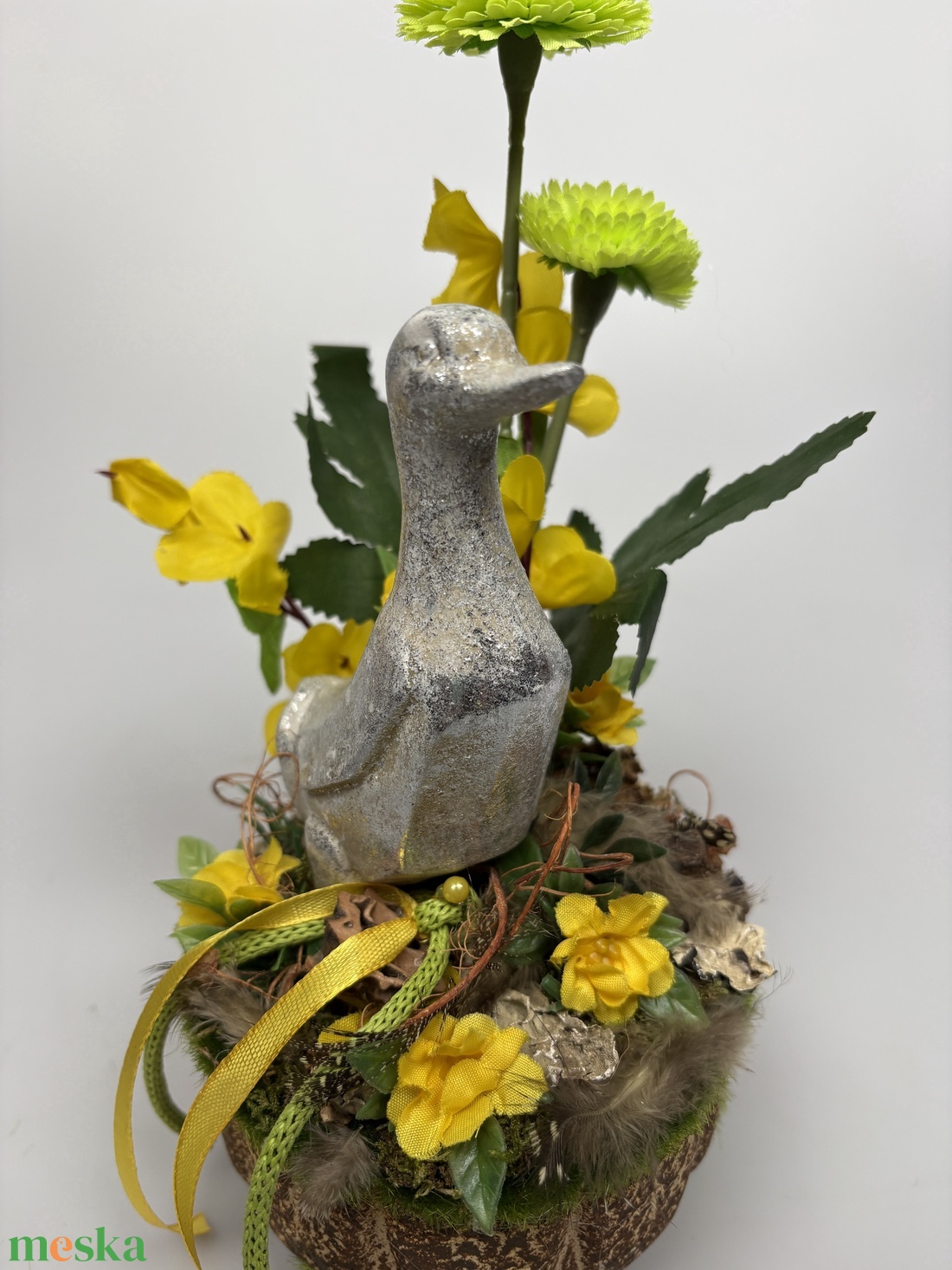 Polly Kacsa - tartós tavaszváró asztaldísz százszorszéppel, s növényi részekkel a mohás kaspó kollekcióból (P-14)  - ünnepi díszek, dekorációk - húsvéti díszek és dekorációk - húsvéti asztaldíszek - Meska.hu