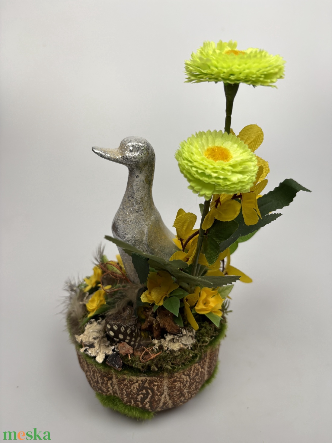 Polly Kacsa - tartós tavaszváró asztaldísz százszorszéppel, s növényi részekkel a mohás kaspó kollekcióból (P-14)  - ünnepi díszek, dekorációk - húsvéti díszek és dekorációk - húsvéti asztaldíszek - Meska.hu