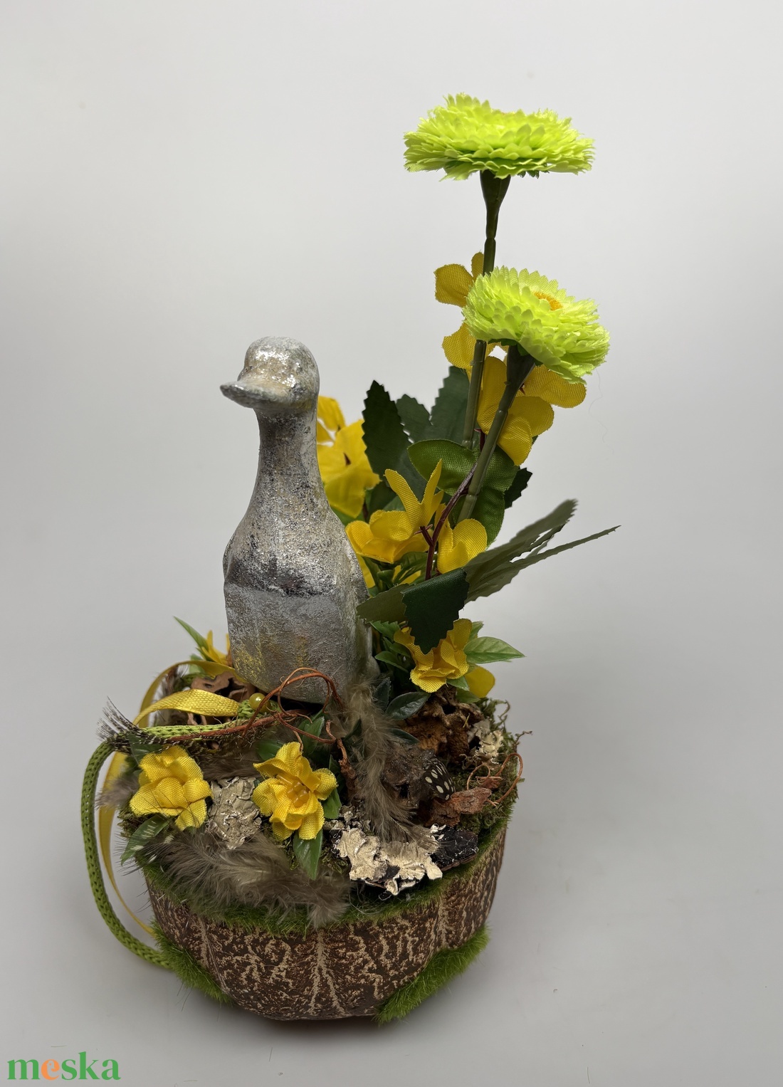 Polly Kacsa - tartós tavaszváró asztaldísz százszorszéppel, s növényi részekkel a mohás kaspó kollekcióból (P-14)  - ünnepi díszek, dekorációk - húsvéti díszek és dekorációk - húsvéti asztaldíszek - Meska.hu