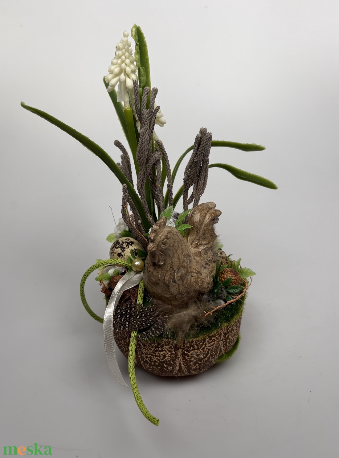 Ülő kakasos, fürjtojásos, gyöngyikés, tartós tavaszváró asztaldísz növényi részekkel a mohás kaspó kollekcióból (P-16)  - ünnepi díszek, dekorációk - húsvéti díszek és dekorációk - húsvéti asztaldíszek - Meska.hu