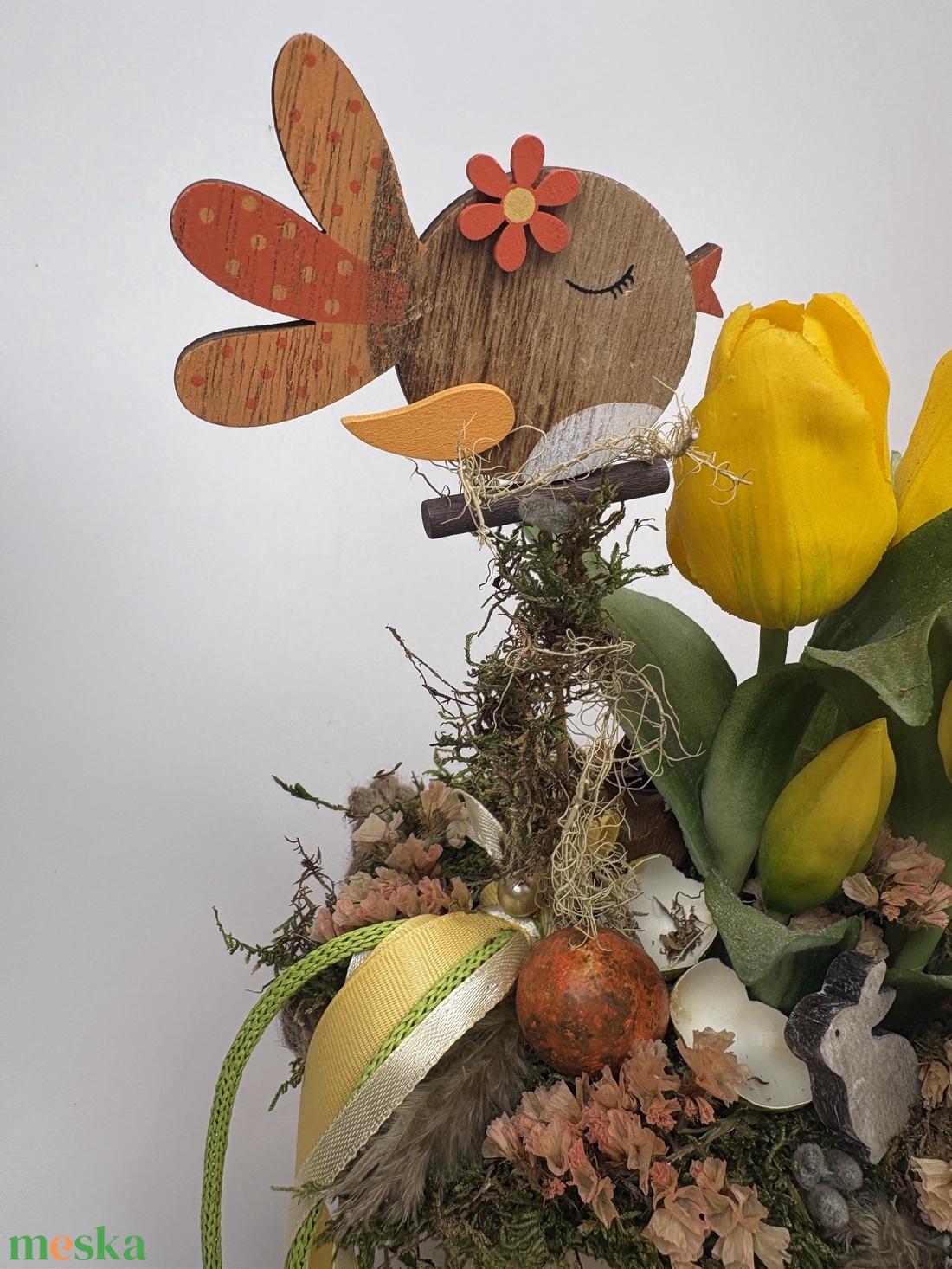 Tulipános kertben -  mohaágyon nyugvó, tartós dísz fürjtojásokkal, tulipános jókedvében trillázó madárkával (P-21) - otthon & életmód - virágdekoráció - virágdíszek - virágdísz kaspóban - Meska.hu