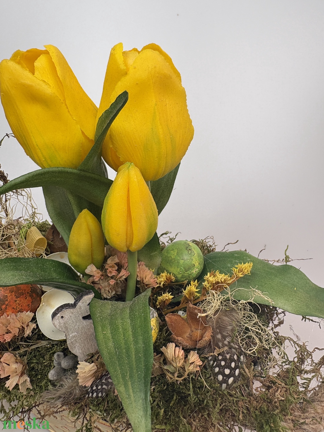 Tulipános kertben -  mohaágyon nyugvó, tartós dísz fürjtojásokkal, tulipános jókedvében trillázó madárkával (P-21) - otthon & életmód - virágdekoráció - virágdíszek - virágdísz kaspóban - Meska.hu