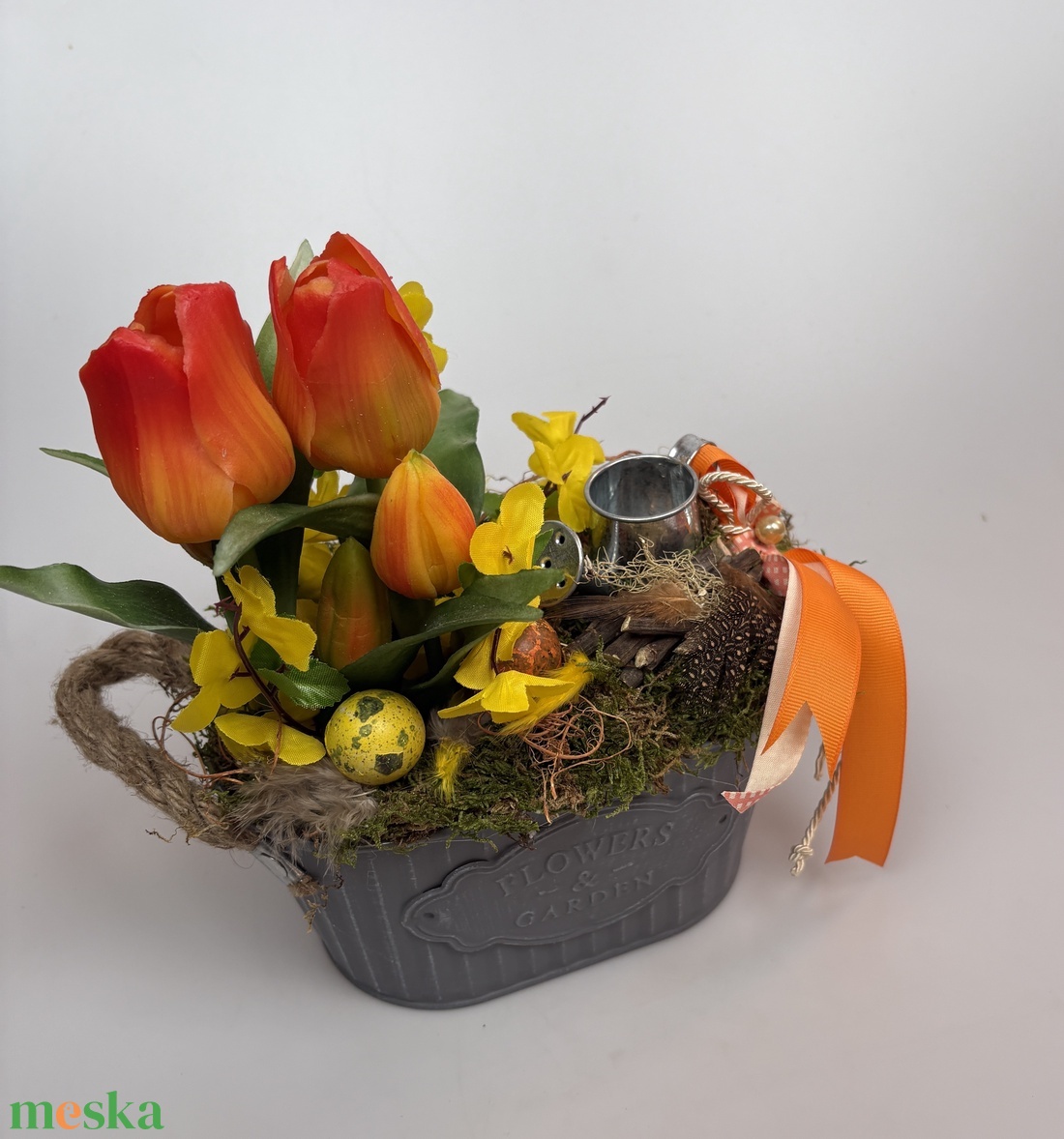 Narancspiros tulipánkert - mohaágyon nyugvó, tartós dísz fürjtojásokkal, locsolókannával (P-23) - otthon & életmód - virágdekoráció - virágdíszek - virágdísz kaspóban - Meska.hu
