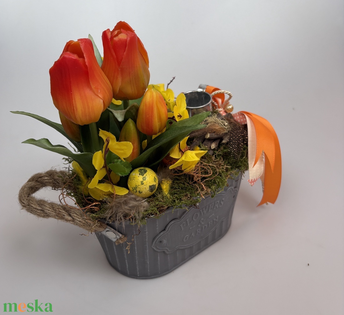 Narancspiros tulipánkert - mohaágyon nyugvó, tartós dísz fürjtojásokkal, locsolókannával (P-23) - otthon & életmód - virágdekoráció - virágdíszek - virágdísz kaspóban - Meska.hu