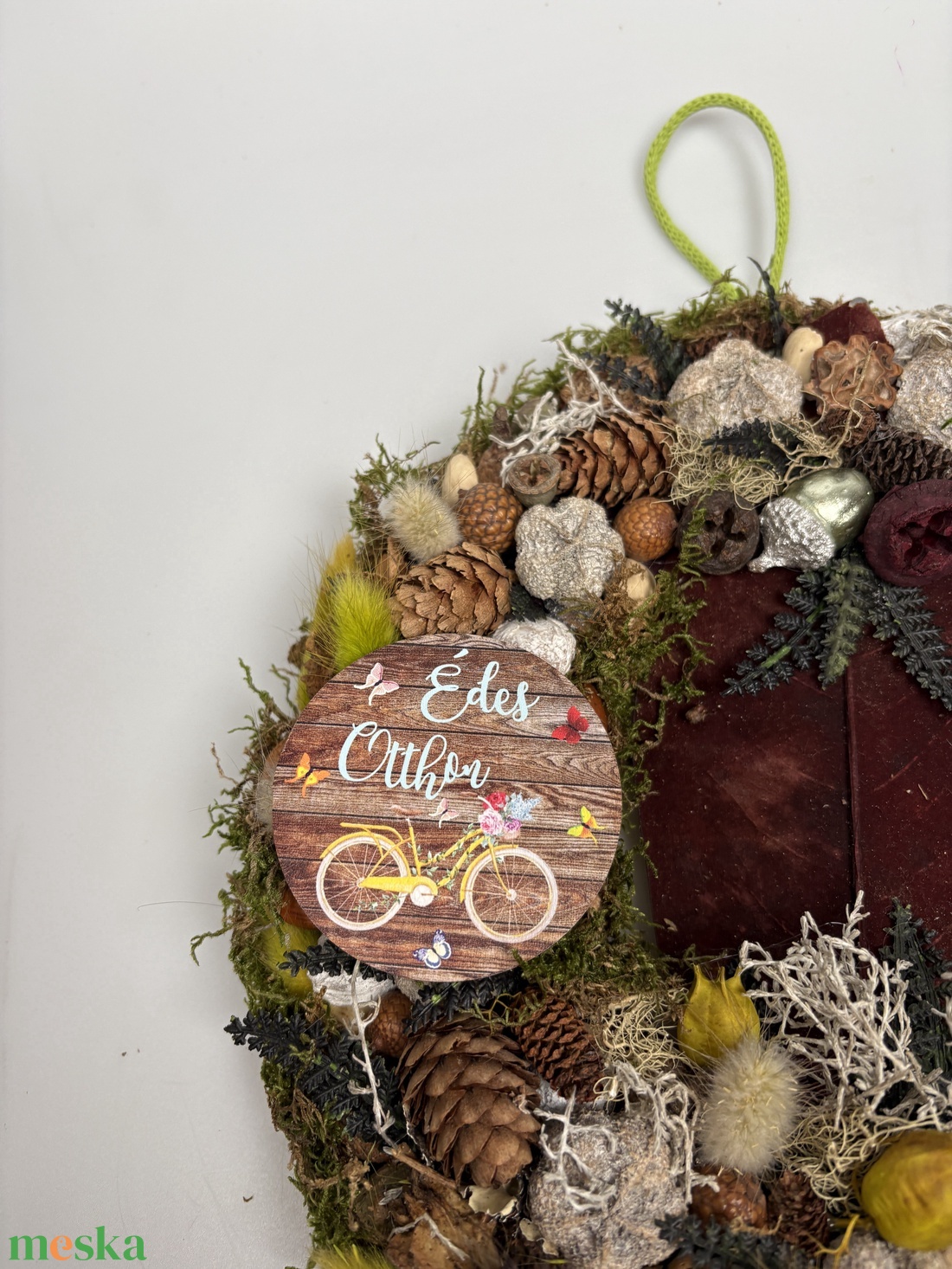 Bringa fan - visszafogott hangulatú, többévszakos, síkalapos terméskopogtató Édes Otthon feliratú biciklis fatáblával - otthon & életmód - dekoráció - ajtó- és ablak dekoráció - ajtódísz & kopogtató - Meska.hu