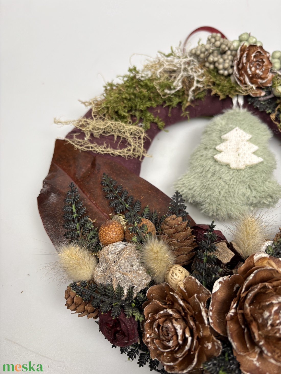 Fenyő fan - természetes hangulatú, többévszakos, síkalapos terméskopogtató lógó fenyőfával fenyőfa rajongóknak - otthon & életmód - dekoráció - ajtó- és ablak dekoráció - ajtódísz & kopogtató - Meska.hu