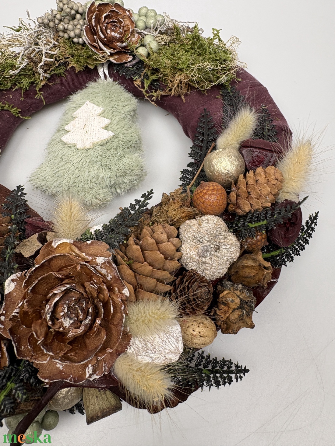 Fenyő fan - természetes hangulatú, többévszakos, síkalapos terméskopogtató lógó fenyőfával fenyőfa rajongóknak - otthon & életmód - dekoráció - ajtó- és ablak dekoráció - ajtódísz & kopogtató - Meska.hu